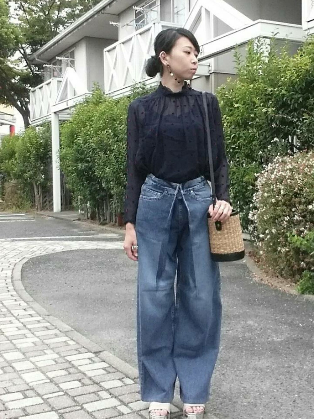 「大人カジュアル、デニムパンツ、ちょっと秋、JOHNLAWRENCESULLIVAN、YOSHIYO、UnitedNude、シンプルコーデ、お出掛け」｜「lauleajewelryのアイテム（ピアス（両耳用）、その他）」を使った、shi-44さん（レディース・165cm）の秋コーディネートの1枚目の写真