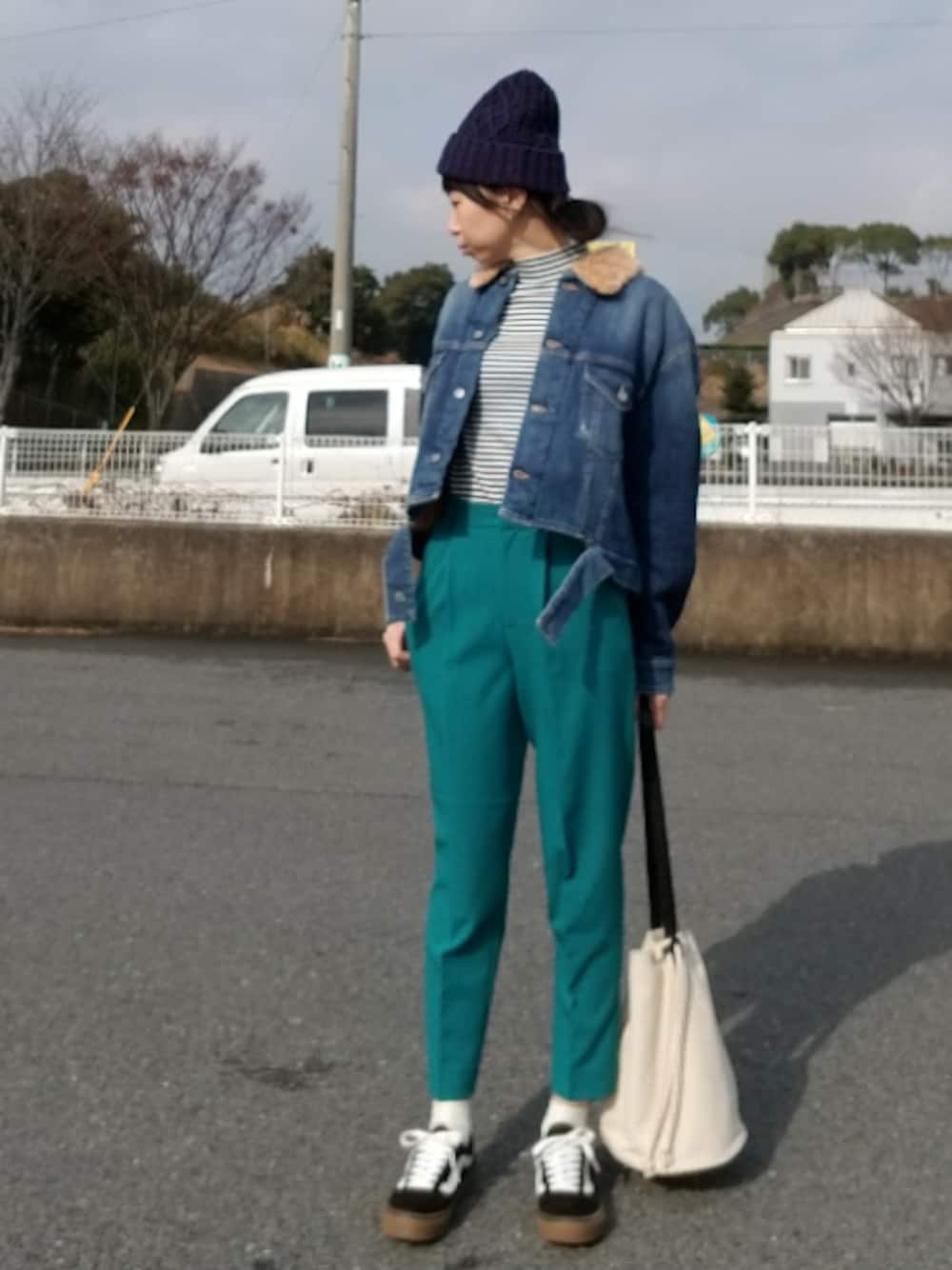 「カラーパンツ、ニット帽、ガムソール、緑パンツ、カジュアル、カジュアルコーデ、GOLDEN GOOSE、oldskool、ボアGジャン」｜「TODAYFULのケーブルニット帽（ニットキャップ/ビーニー、ブルー系）」を使った、shi-44さん（レディース・165cm）の冬コーディネートの1枚目の写真