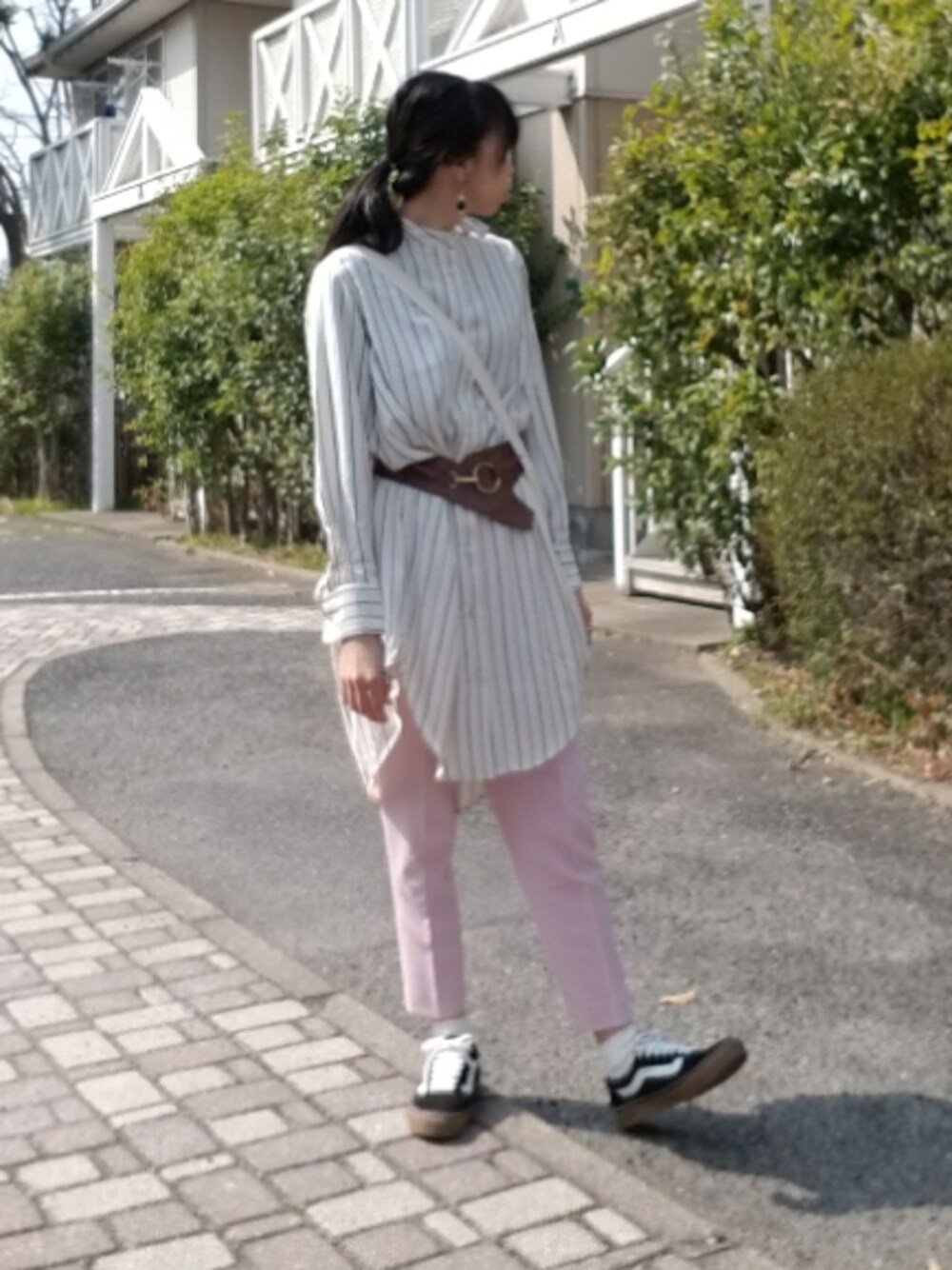「シンプルコーデ、はるコーデ、春色、春の装い、ピンクパンツ、ストライプシャツ」｜「lauleajewelryのアイテム（ピアス（両耳用）、ブルー系）」を使った、shi-44さん（レディース・165cm）の春コーディネートの1枚目の写真