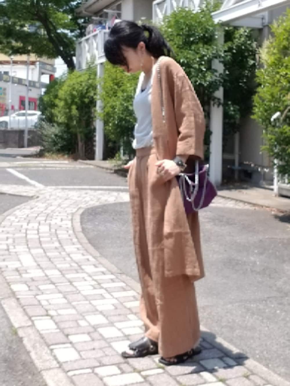「カジュアルコーデ、セットアップ、リネンセットアップ、キャメルコーデ、シンプルコーデ、夏コーデ、大人カジュアル、ワイドパンツ、リネン」｜「TODAYFULのストーンバーピアス（ピアス（両耳用）、ホワイト系）」を使った、shi-44さん（レディース・165cm）の夏コーディネートの1枚目の写真