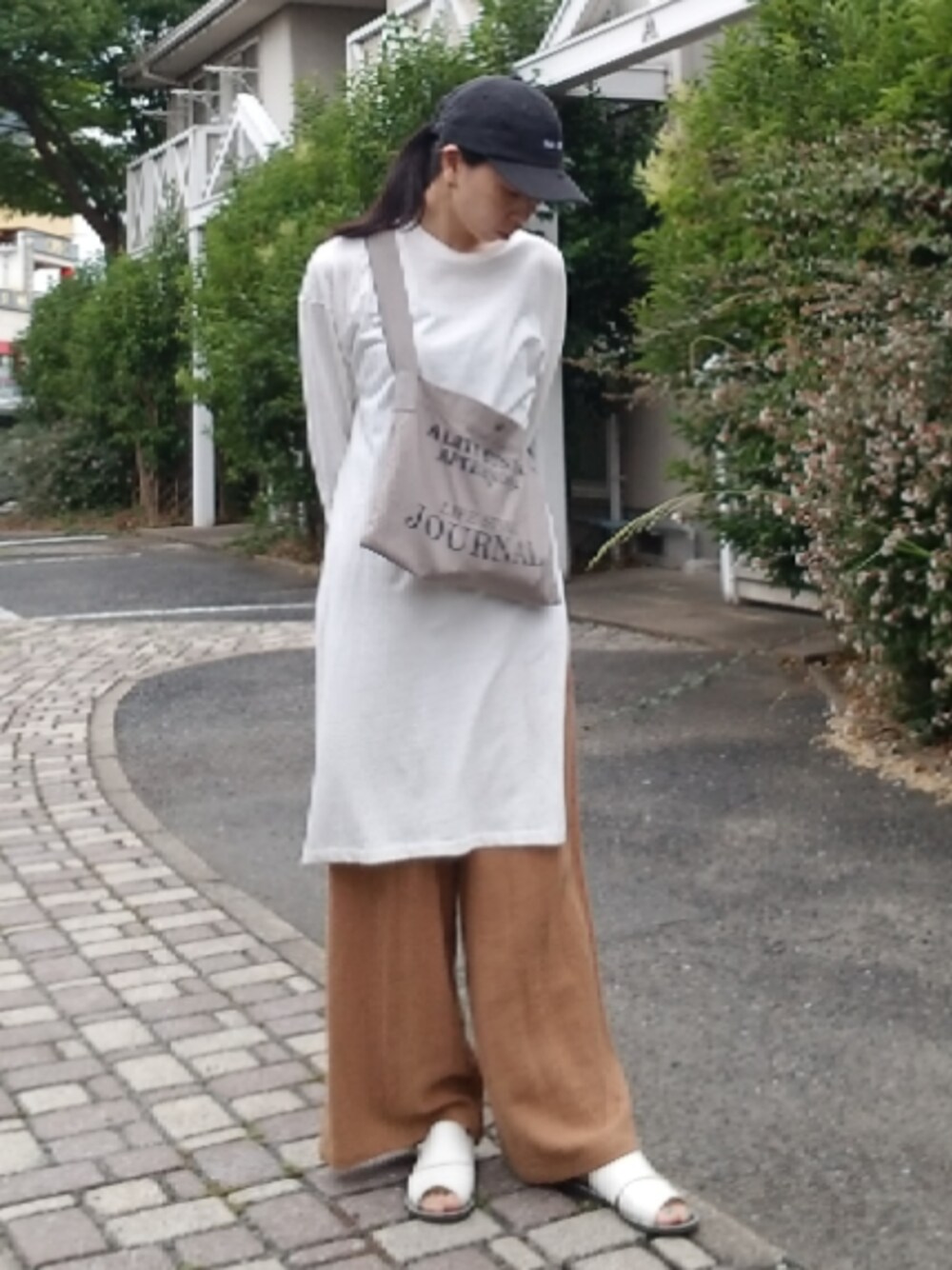「オトナカジュアル、ラフスタイル、ラフ、リネンパンツ、ゆるずる、ラクチンコーデ、ちょっとそこまで」｜「MOUSSYのLINEN CAP（キャップ、ブラック系）」を使った、shi-44さん（レディース・165cm）の夏コーディネートの1枚目の写真
