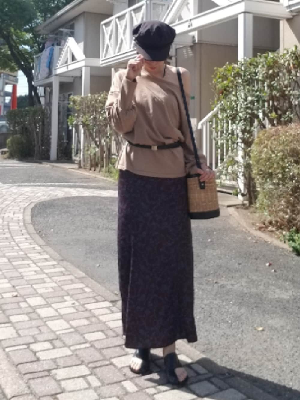 「大人カジュアル、秋コーデ、ワンショルダートップス、花柄スカート、マリンキャップ、シンプルコーデ、足袋サンダル、秋の装い」｜「MOUSSYのMARINE CAP（キャップ、ブラック系）」を使った、shi-44さん（レディース・165cm）の夏コーディネートの1枚目の写真