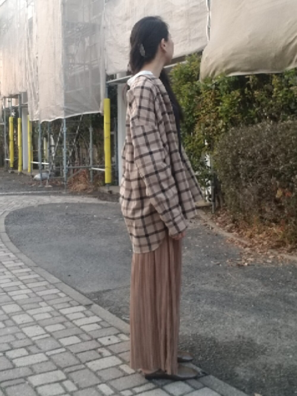 「シンプル、ラクチンコーデ、ラフ、ゆるコーデ、ゆるずる、チェックシャツ、オーバーサイズ、春コーデ」｜「TODAYFULのクラシックチェックシャツ（シャツ/ブラウス、その他）」を使った、shi-44さん（レディース・165cm）の冬コーディネートの1枚目の写真
