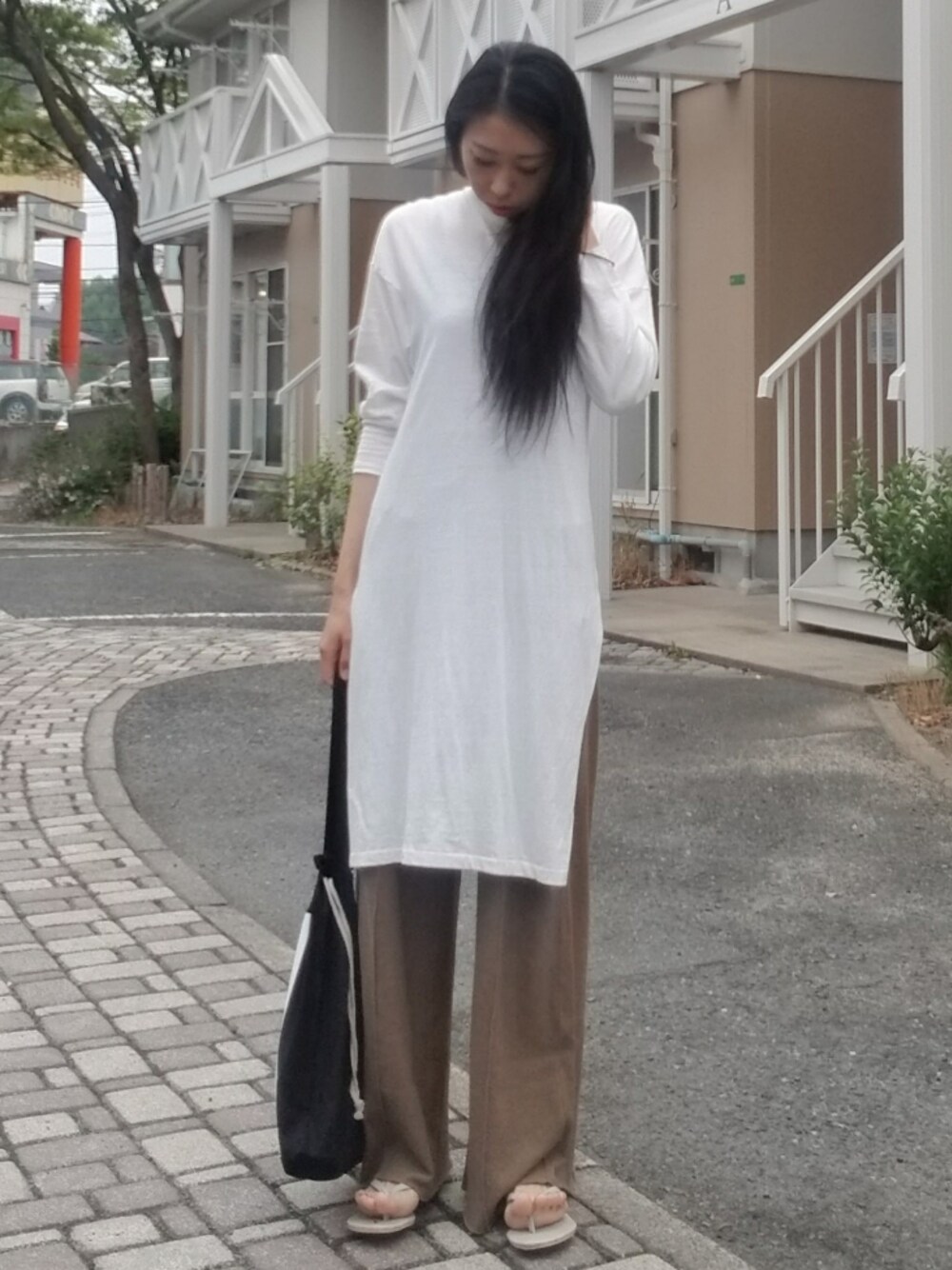 「巾着バッグ、スリットワンピース、ラフパンツ、ビーサン、ラクチンコーデ、ゆるずる、レイヤードスタイル」｜「TODAYFULのコットンスリットワンピース（ワンピース、ホワイト系）」を使った、shi-44さん（レディース・165cm）の夏コーディネートの1枚目の写真