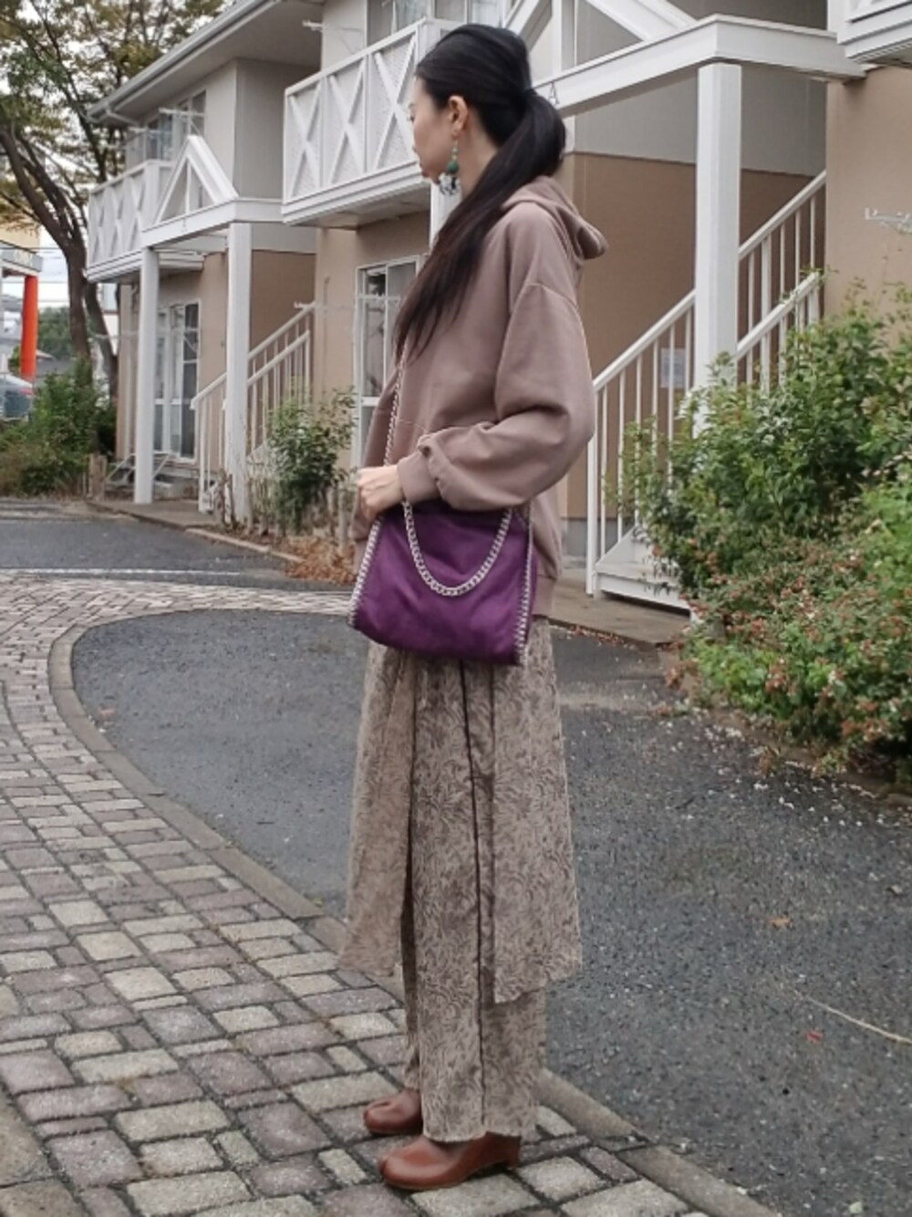 「大人カジュアル、秋コーデ、ジャガード柄、スカートパンツ、足袋サボ、タビシューズ、パープル、ベージュ系コーデ」｜「MOZUKUのアイテム（ピアス（両耳用）、その他）」を使った、shi-44さん（レディース・165cm）の秋コーディネートの1枚目の写真