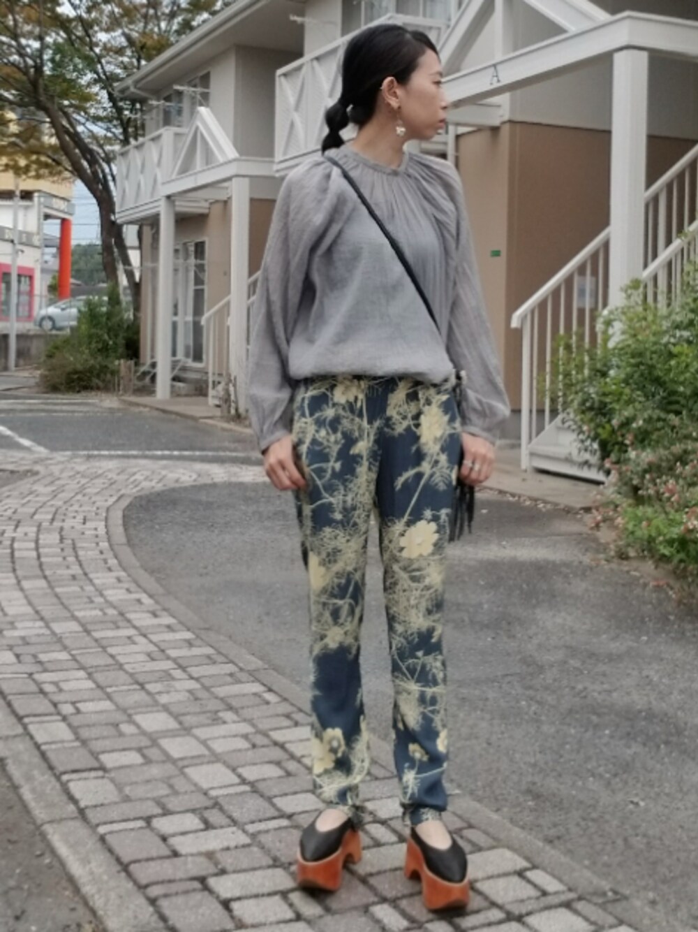 「秋コーデ、大人コーデ、driesvannoten、MAISONEUREKA、厚底、ウッドソール、コスモス柄、柄パンツ」｜「lauleajewelriのアイテム（ピアス（両耳用）、その他）」を使った、shi-44さん（レディース・165cm）の秋コーディネートの1枚目の写真