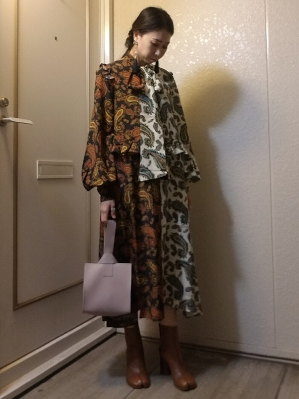 「年末WEAR感謝祭、rokh、ペイズリー柄、バイカラー、キレイめコーデ、ロングコート、チェックコート、派手コーデ」｜「TODAYFULのワンハンドルスクエアバッグ（ハンドバッグ、ブルー系）」を使った、shi-44さん（レディース・165cm）の冬コーディネートの1枚目の写真
