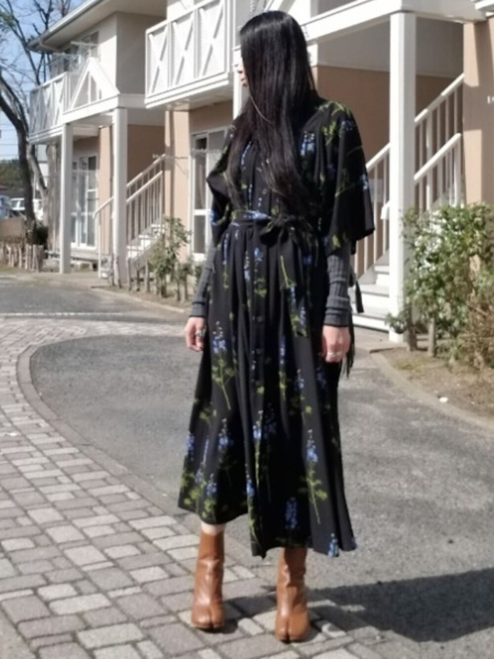 「大人コーデ、花柄ワンピ、タビブーツ、足袋ブーツ、driesvannoten、AcneStudios、ワンピース、春コーデ、キレイめコーデ」｜「DRIES VAN NOTENのアイテム（ワンピース、ブラック系）」を使った、shi-44さん（レディース・165cm）の冬コーディネートの1枚目の写真