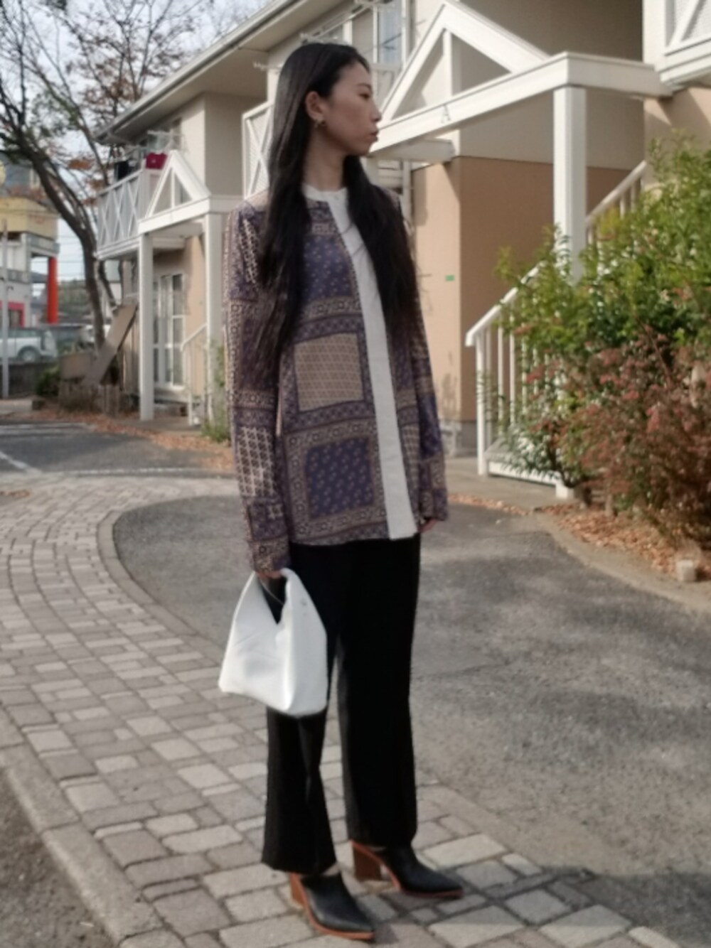 「大人コーデ、ペイズリー柄シャツ、柄シャツ、大人カジュアル、ロングヘアー、リラックススタイル」｜「TODAYFULのTODAYFUL(トゥデイフル) "Standcollar Paisley Shirts"スタンドカラ―ペイズリーシャツ/12020410（シャツ/ブラウス、ブルー系）」を使った、shi-44さん（レディース・165cm）の秋コーディネートの1枚目の写真