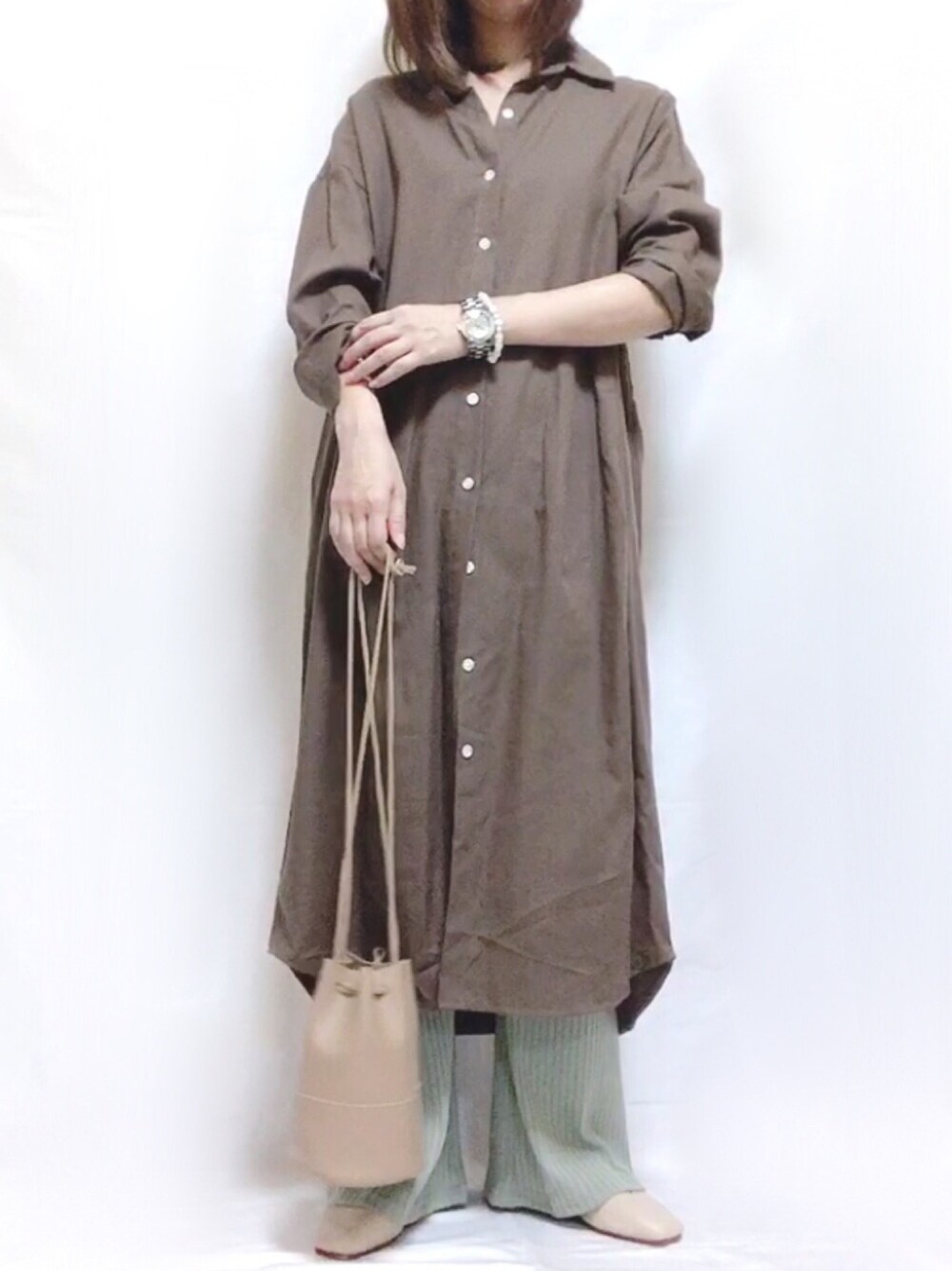 ブラウン系のシャツワンピース、グリーン系のその他パンツ、ベージュ系のショルダーバッグを着用したレディースの秋コーディネートの1枚目の写真