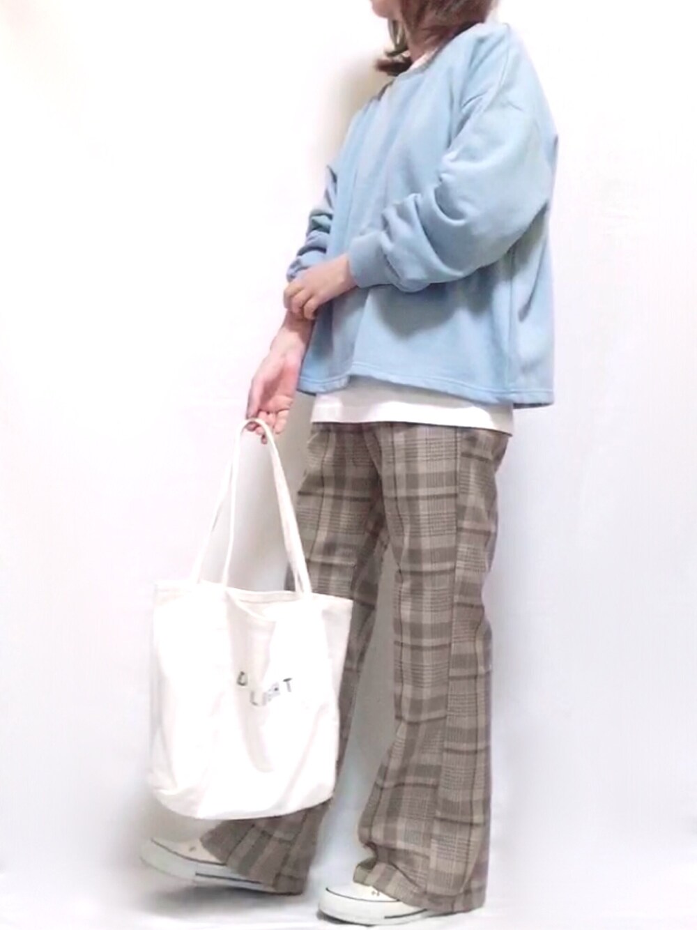 「チェック柄に恋してる、チェックパンツ、チェック、スウェット、レイヤードスタイル、レイヤード、プチプラ、カジュアル、コンバース、スニーカーコーデ」｜「KOBE LETTUCEのバックスリットスウェットトップス（スウェット、ブルー系）」を使った、maiさん（レディース・153cm）の秋コーディネートの1枚目の写真