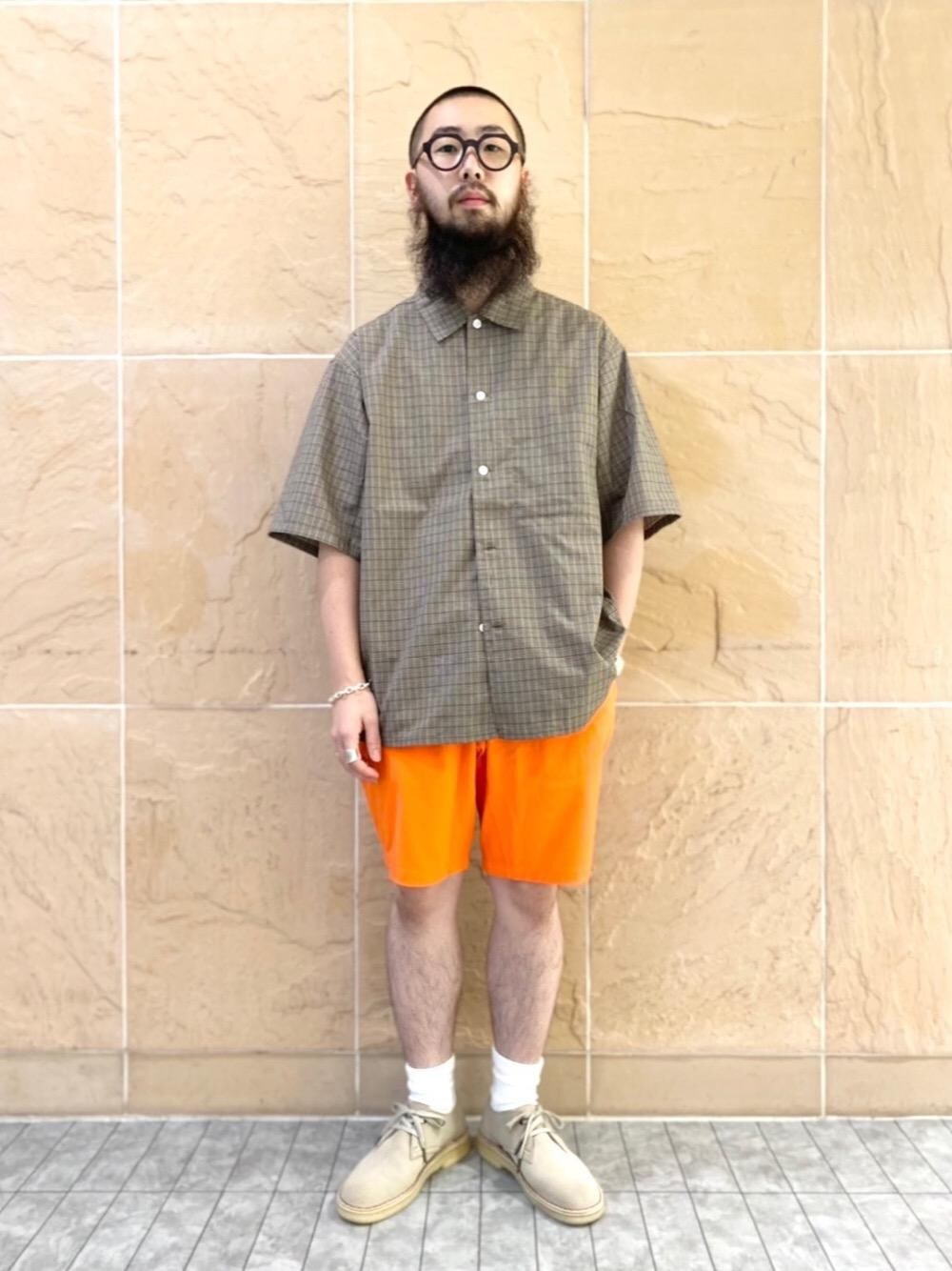 ホワイト系のTシャツ/カットソー、ベージュ系のブーツ、オレンジ系のその他パンツを着用したメンズの夏コーディネートの1枚目の写真
