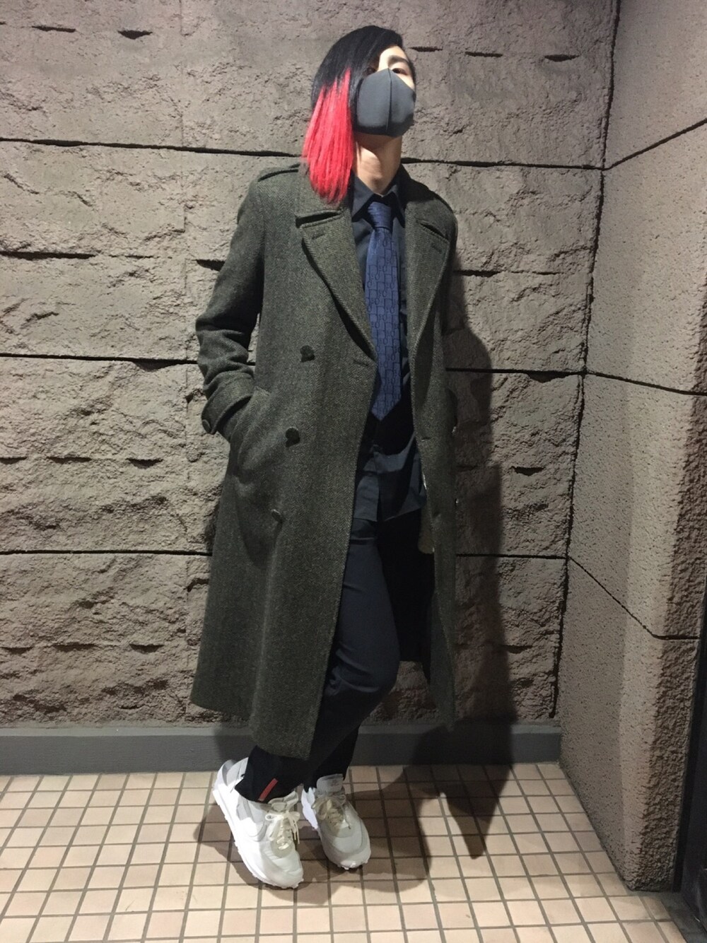 「秋のコーデ、コート、sacai×nike、ERDEM×H&M、スニーカー、きれいめカジュアル」｜「Christian Diorのアイテム（ネクタイ、ブルー系）」を使った、kamikazeさん（メンズ・175cm）の秋コーディネートの1枚目の写真