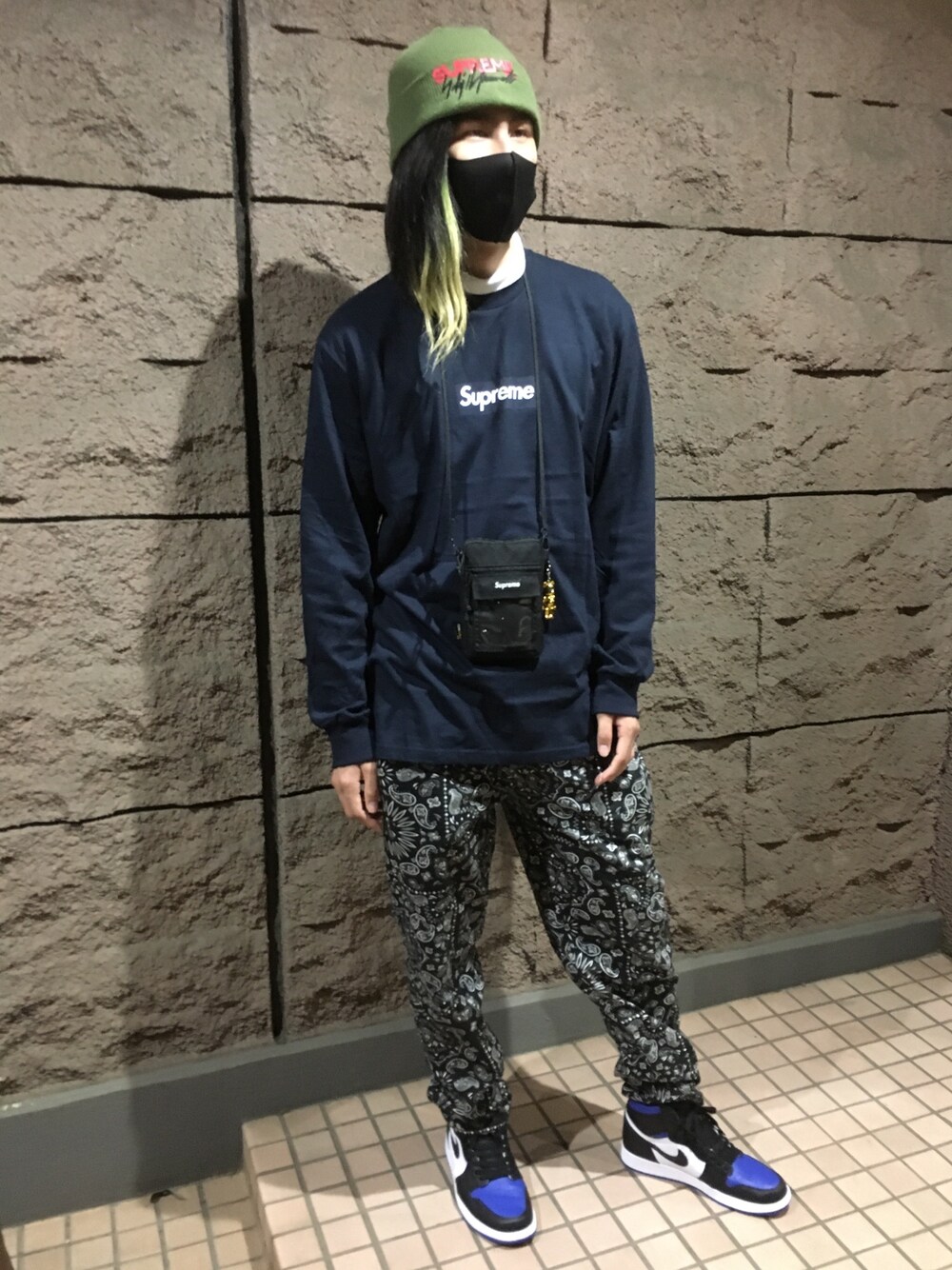 「秋コーデ、supreme、ボックスロゴ、ニット帽、ヨウジヤマモト、シェフパンツ、ストリート、スニーカー、エアジョーダン1、ネイビー」｜「Supreme のアイテム（Tシャツ/カットソー、ブルー系）」を使った、kamikazeさん（メンズ・175cm）の秋コーディネートの1枚目の写真