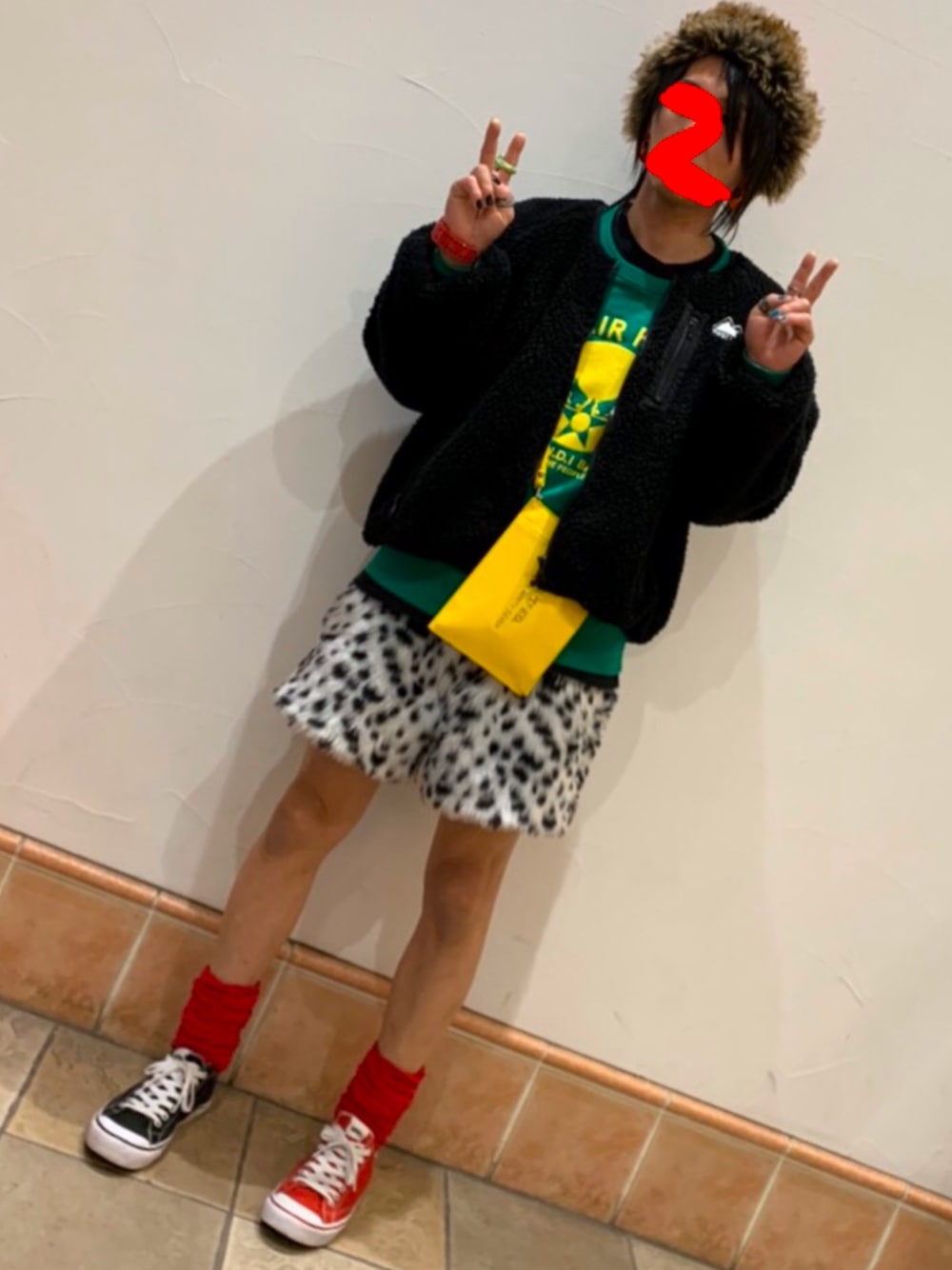 「おしゃれさんと繋がりたい、スニーカーコーデ、ストリートコーデ」｜「X-girlのアイテム（ショルダーバッグ、イエロー系）」を使った、ヒデロックさん（メンズ・165cm）の冬コーディネートの1枚目の写真