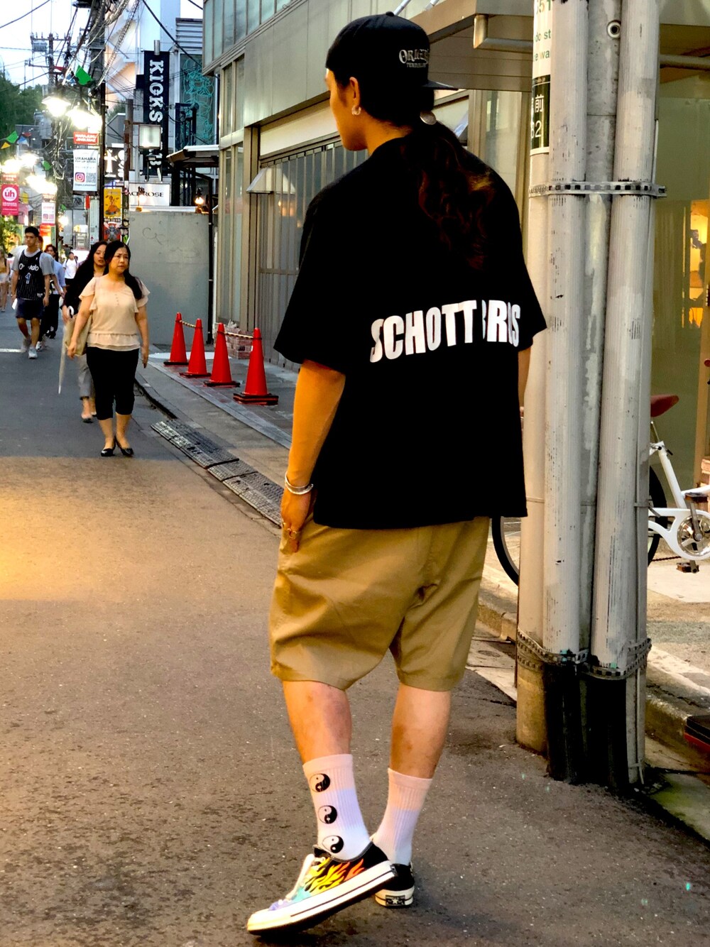 グリーン系のチノパンツを着用したメンズの夏コーディネートの1枚目の写真