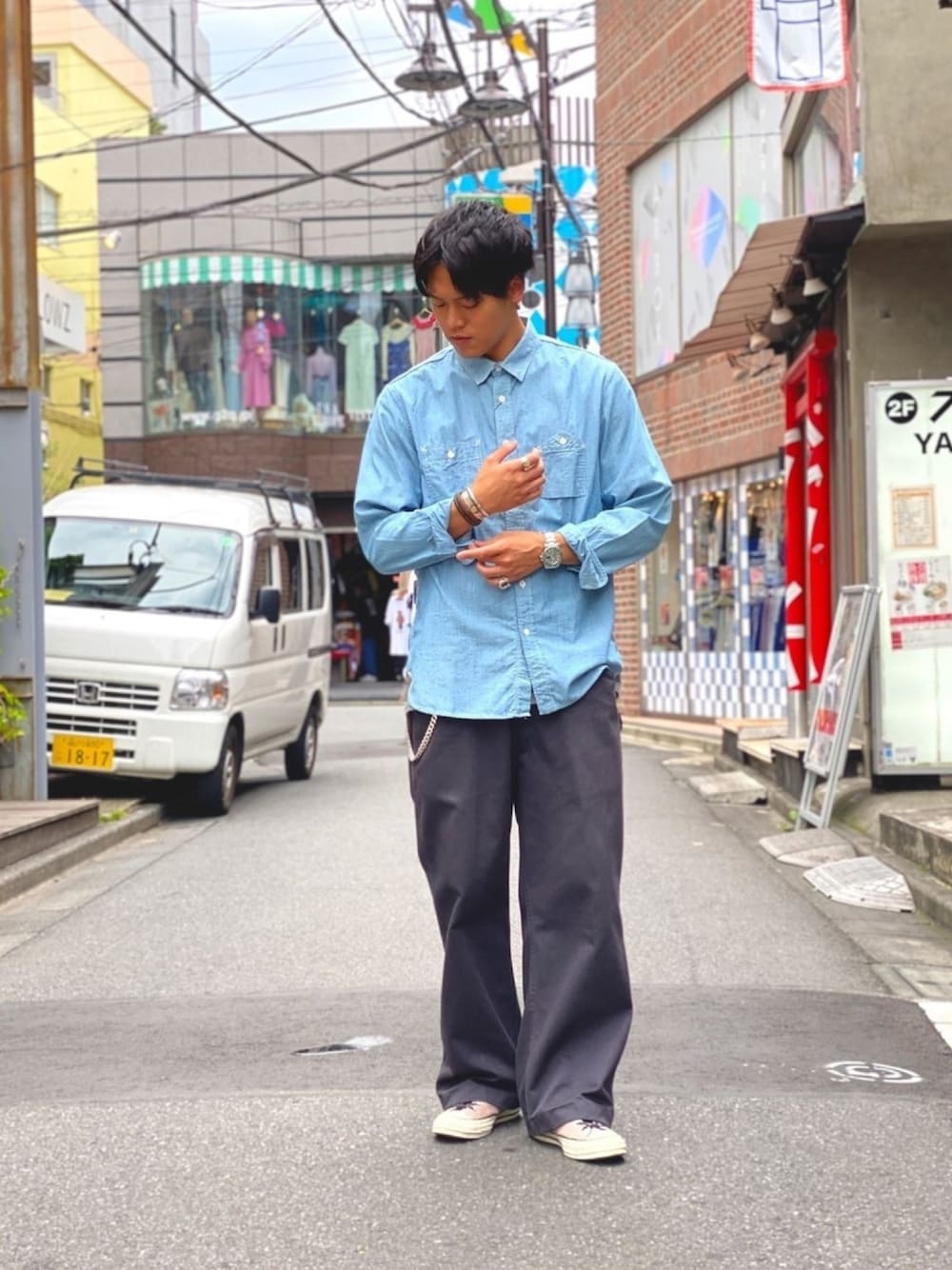 ブルー系のシャツ/ブラウスを着用したメンズの夏コーディネートの1枚目の写真