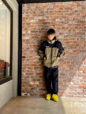 「SCHOTT」｜「アイテム（マウンテンパーカー）」を使った、MELO×YHさん（メンズ・181cm）の春コーディネート