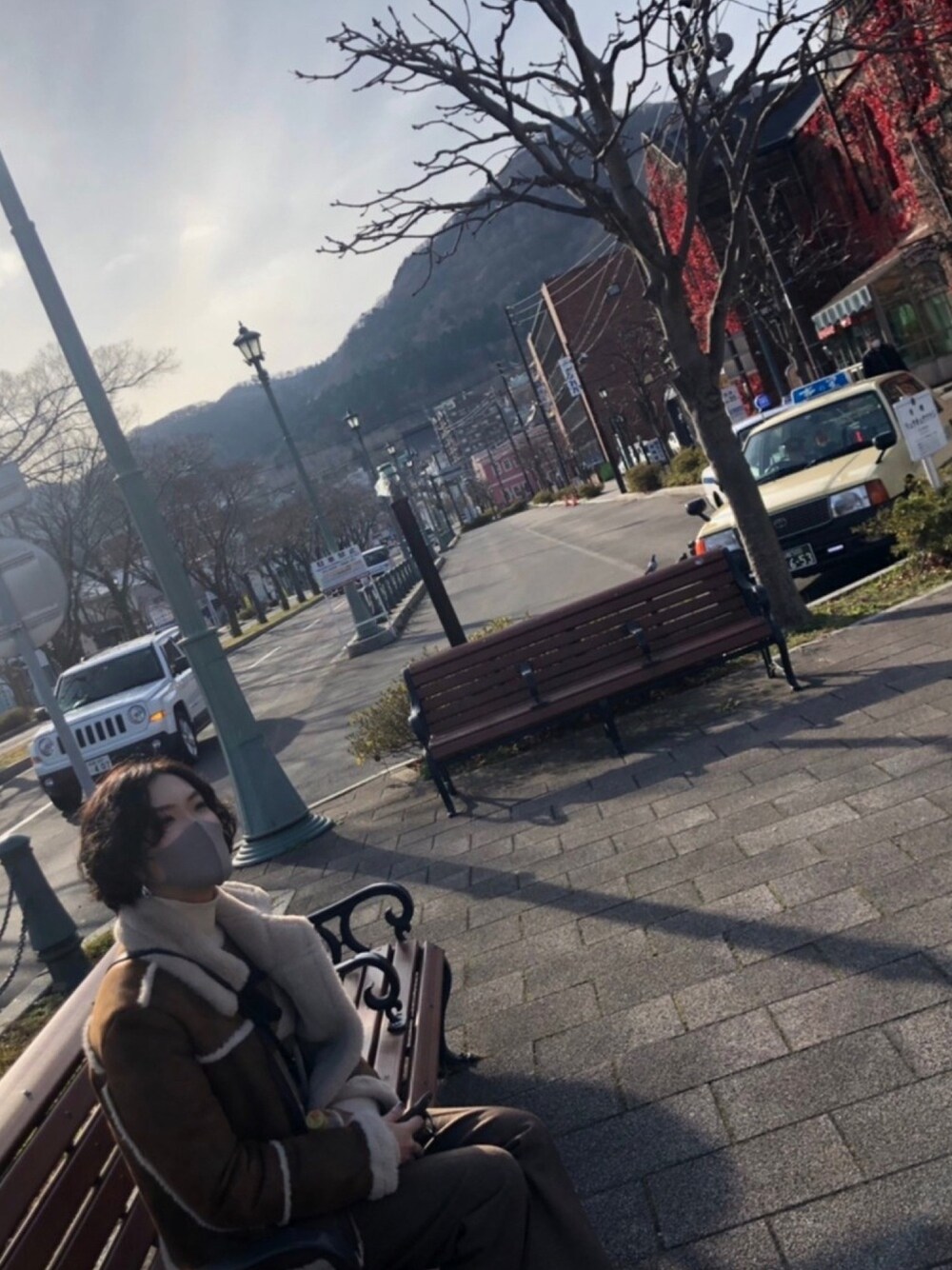 ブラウン系のその他パンツを着用したレディースの冬コーディネートの1枚目の写真