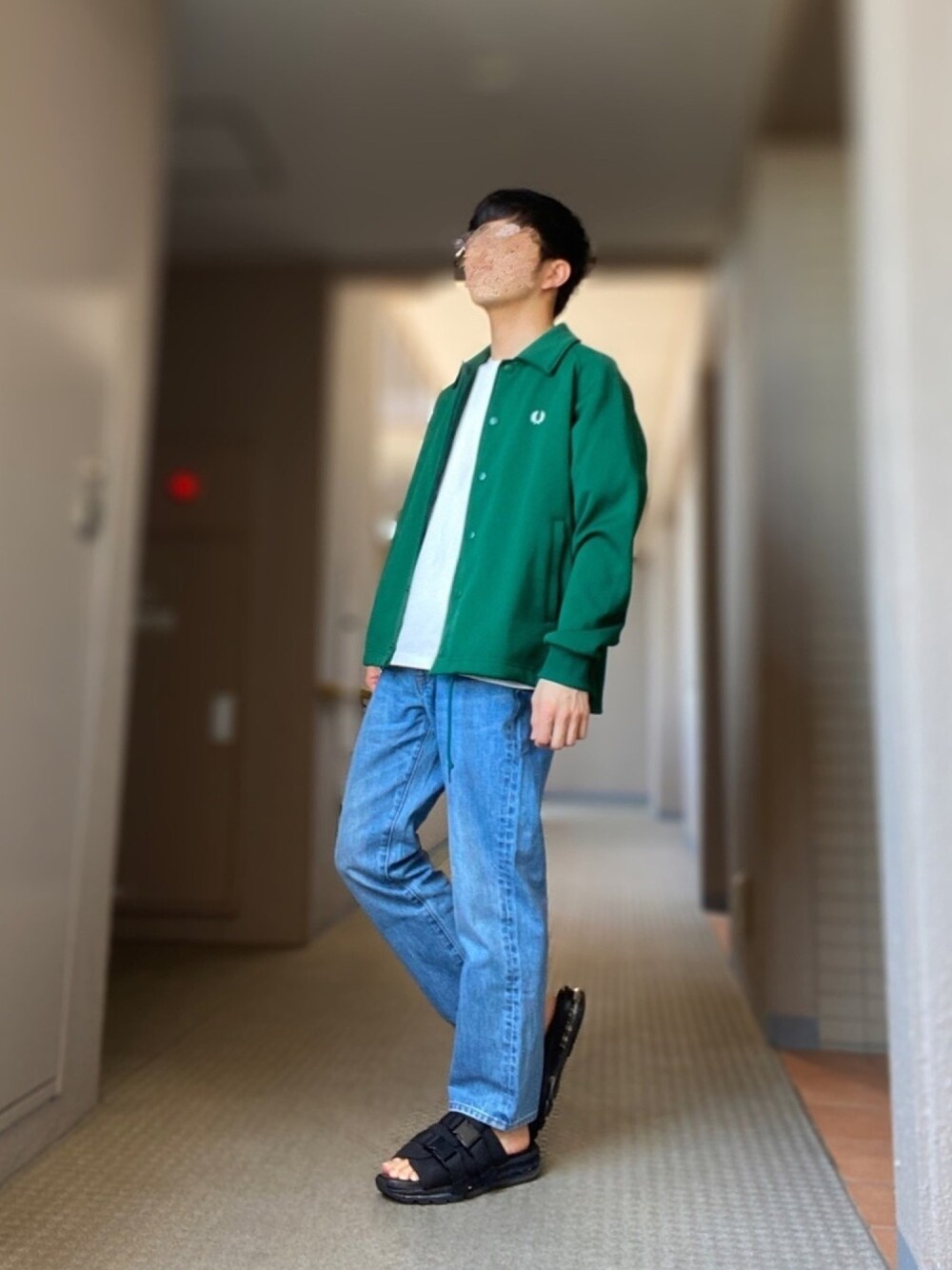 「低身長、低身長コーデ、コーチジャケット、サンダル、緑、ジーンズ、休日スタイル、ラフ」｜「FRED PERRYのJersey Coach Jacket（ブルゾン、グリーン系）」を使った、おます@低身長(159cm)さん（メンズ・159cm）の春コーディネートの1枚目の写真