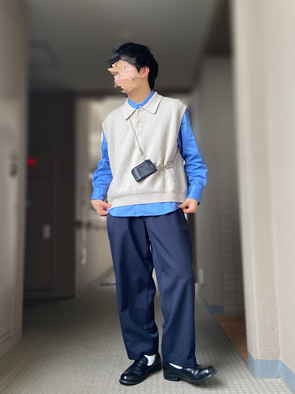 「ベスト、革靴、ネイビー×ホワイト、HIDAKA、シルバーアクセサリー」｜「HIDAKAのアイテム（コインケース、ブラック系）」を使った、おます@低身長(159cm)さん（メンズ・159cm）の春コーディネートの1枚目の写真