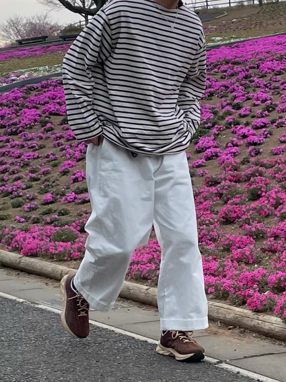 「休日スタイル、ビックシルエット、春夏コーデ、シンプルコーデ、大人カジュアル、スニーカーコーデ、ボーダー、ootd、白パンツ」｜「leのアイテム（Tシャツ/カットソー、ホワイト系）」を使った、レンさん（メンズ・176cm）の春コーディネートの1枚目の写真