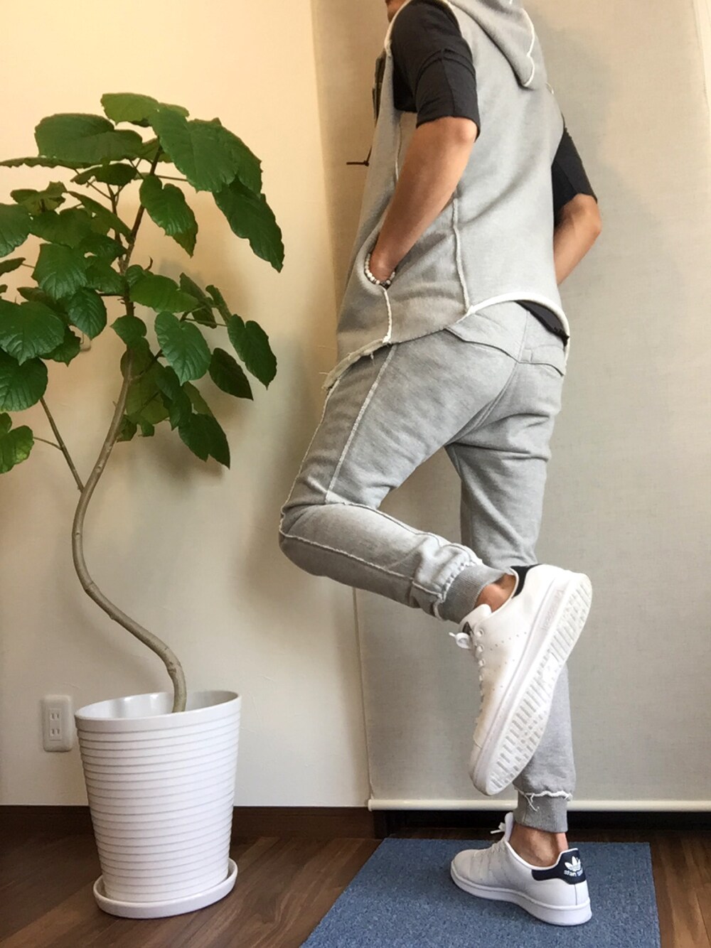 「wjkのアイテム（スウェット、グレー系）」を使った、A>\ATA/<Aさん（メンズ・172cm）の春コーディネートの1枚目の写真