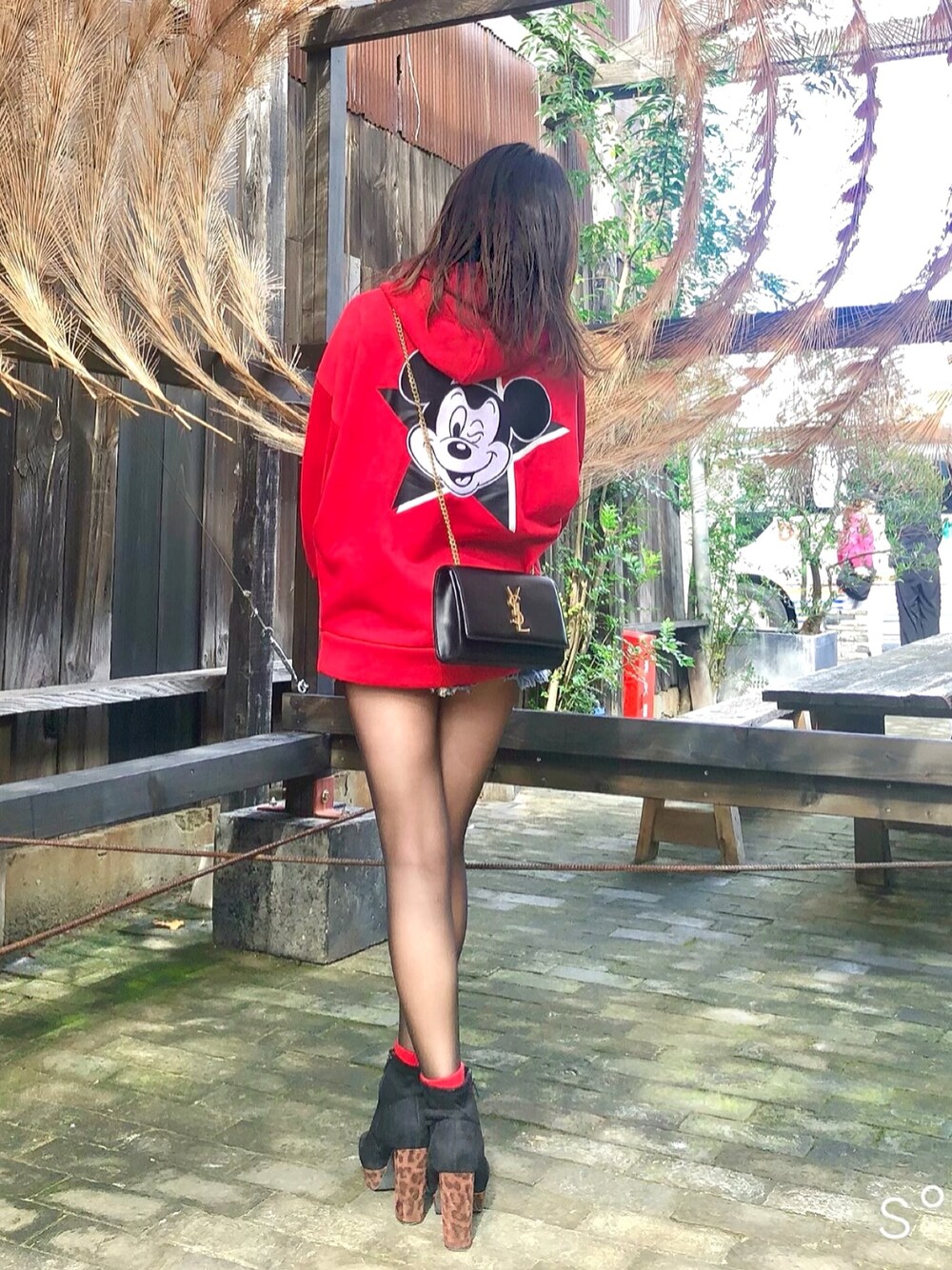 「GYDA、秋コーデ、YSL、パーカー、デニムスカート、秋、タイツ、タイツ×靴下、レオパード」｜「GYDAのSTAR BIG PK/MICKEY MOUSE（パーカー、レッド系）」を使った、ᴋ ❁さん（レディース・156cm）の秋コーディネートの1枚目の写真