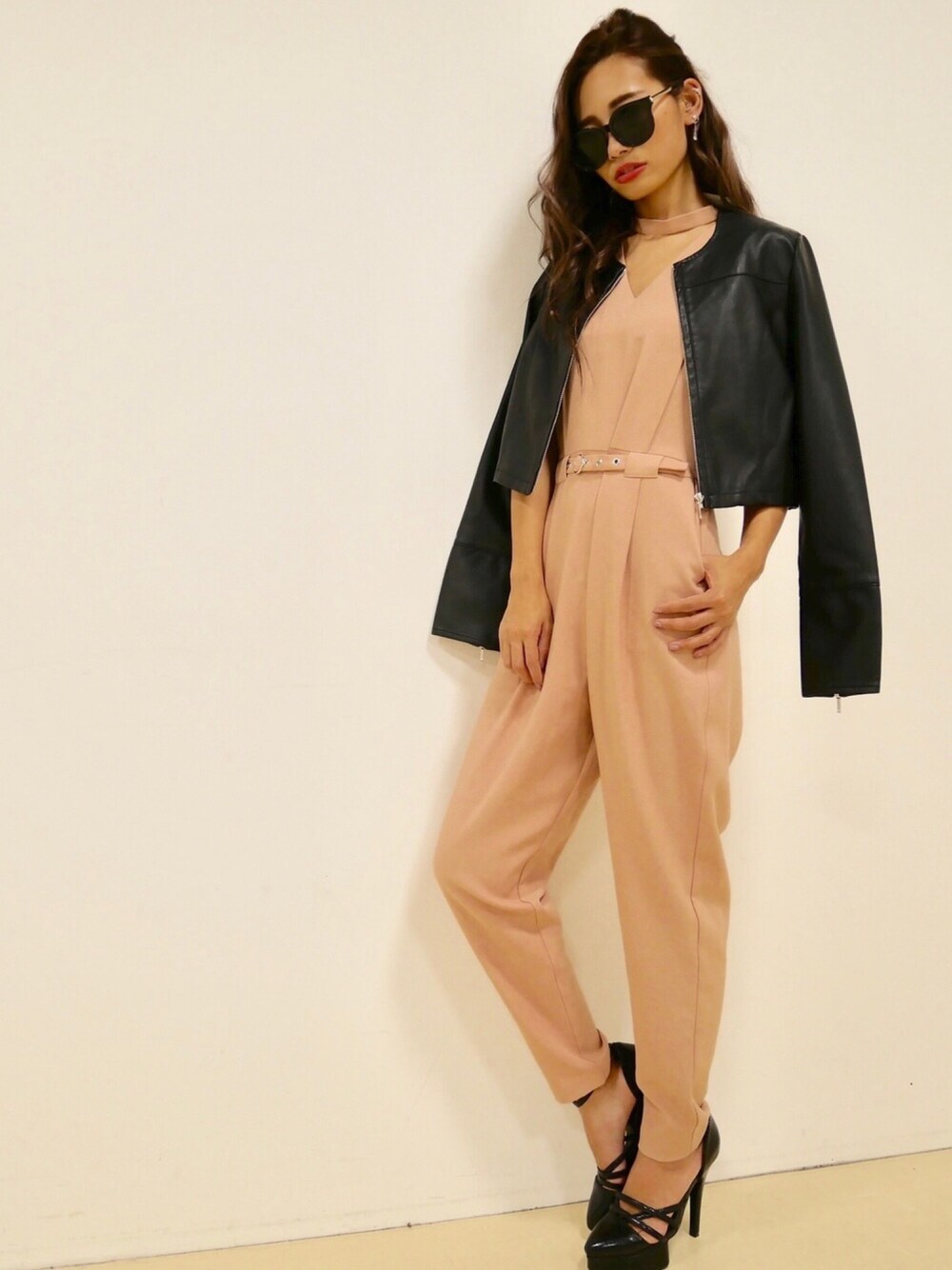「休日スタイル、パンツスタイル、fashion、outfit、はるコーデ、コンビネゾン、RESEXXY、RESEXXY MODELS、レザージャケット、ライダース」｜「RESEXXYのベルト付きフェイクチョーカーネックコンビネゾン（オールインワン・サロペット、ピンク系）」を使った、みすさち【見須幸代】さん（レディース・160cm）の春コーディネートの1枚目の写真