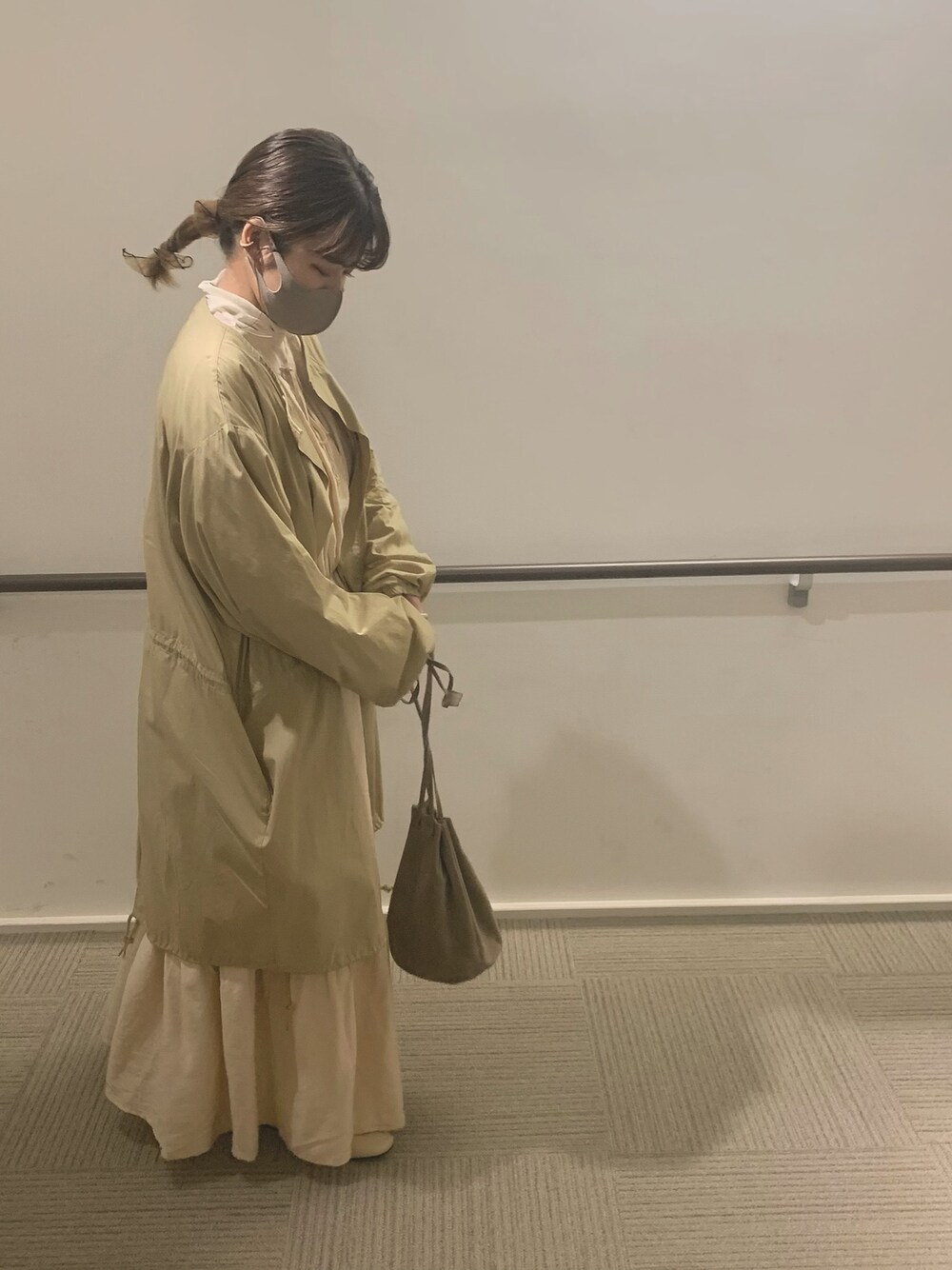 ベージュ系のワンピース、ベージュ系のブルゾン、ベージュ系のショルダーバッグを着用したレディースの春コーディネートの1枚目の写真