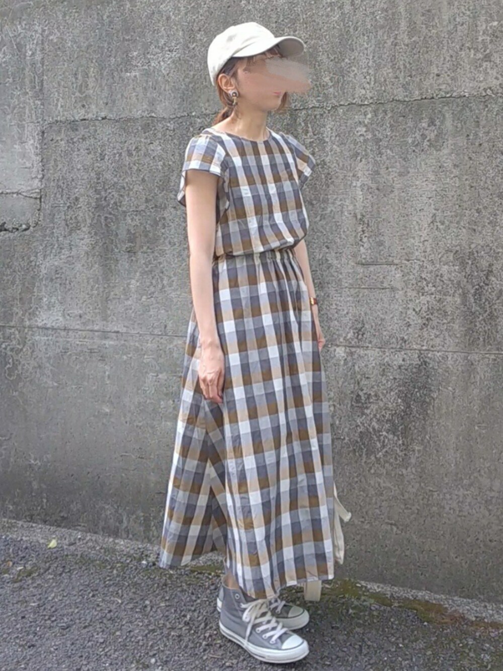 グレー系のスニーカー、ブラウン系のワンピース、ホワイト系のショルダーバッグを着用したレディースの夏コーディネートの1枚目の写真