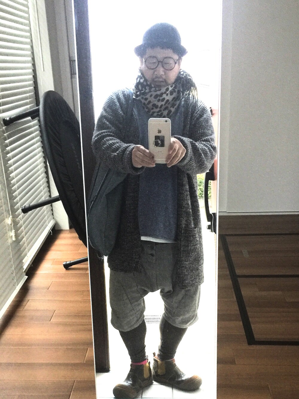 「ハット、丸メガネ、ニットロングカーデ、ニットシャツ、サルエルパンツ、レギンス、maremare、トートバッグ、カジュアルコーデ、TOPTEN」｜「H&Mのアイテム（ハット、ブラック系）」を使った、かべちゃんさん（メンズ・171cm）の冬コーディネートの1枚目の写真