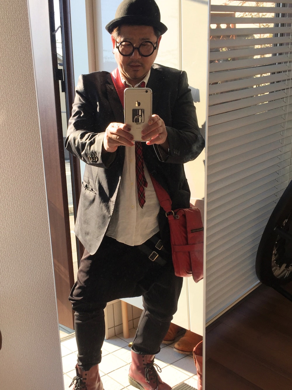 「ハット、丸メガネ、ジャケット、白シャツ、チェックネクタイ、サルエルパンツ、Dr.Martens、正装、新人研修」｜「ZARAのアイテム（テーラードジャケット、ブラック系）」を使った、かべちゃんさん（メンズ・171cm）の春コーディネートの1枚目の写真