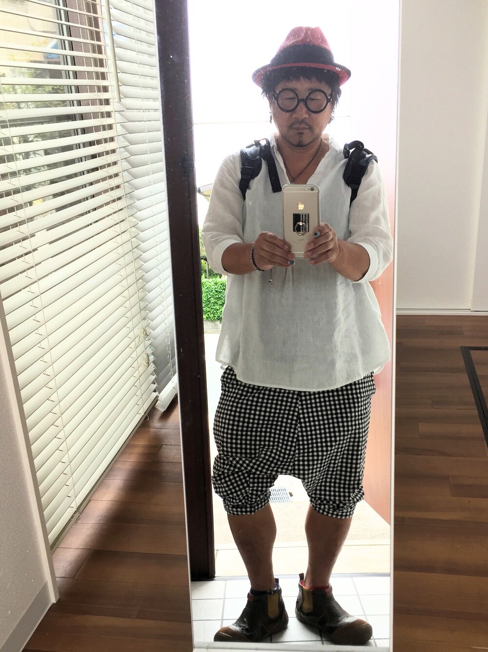 「赤ハット、丸メガネ、白シャツ、チェックパンツ、サルエルパンツ、maremare、バックパック、BROSKI&SUPPLY、ビッグシルエット、夏」｜「CASTANOのアイテム（ハット、レッド系）」を使った、かべちゃんさん（メンズ・171cm）の夏コーディネートの1枚目の写真