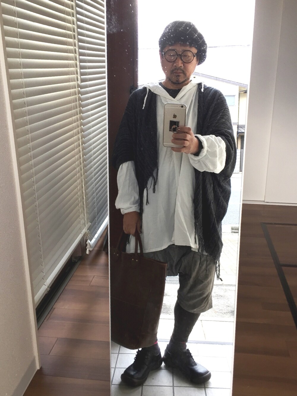 「ベレー帽、丸メガネ、ポンチョ風カーデガン、白シャツパーカー、サルエルパンツ、レギンス、Canoe、1203MANO FECE、カジュアル」｜「CANOEのアイテム（ドレスシューズ、ブラック系）」を使った、かべちゃんさん（メンズ・171cm）の秋コーディネートの1枚目の写真