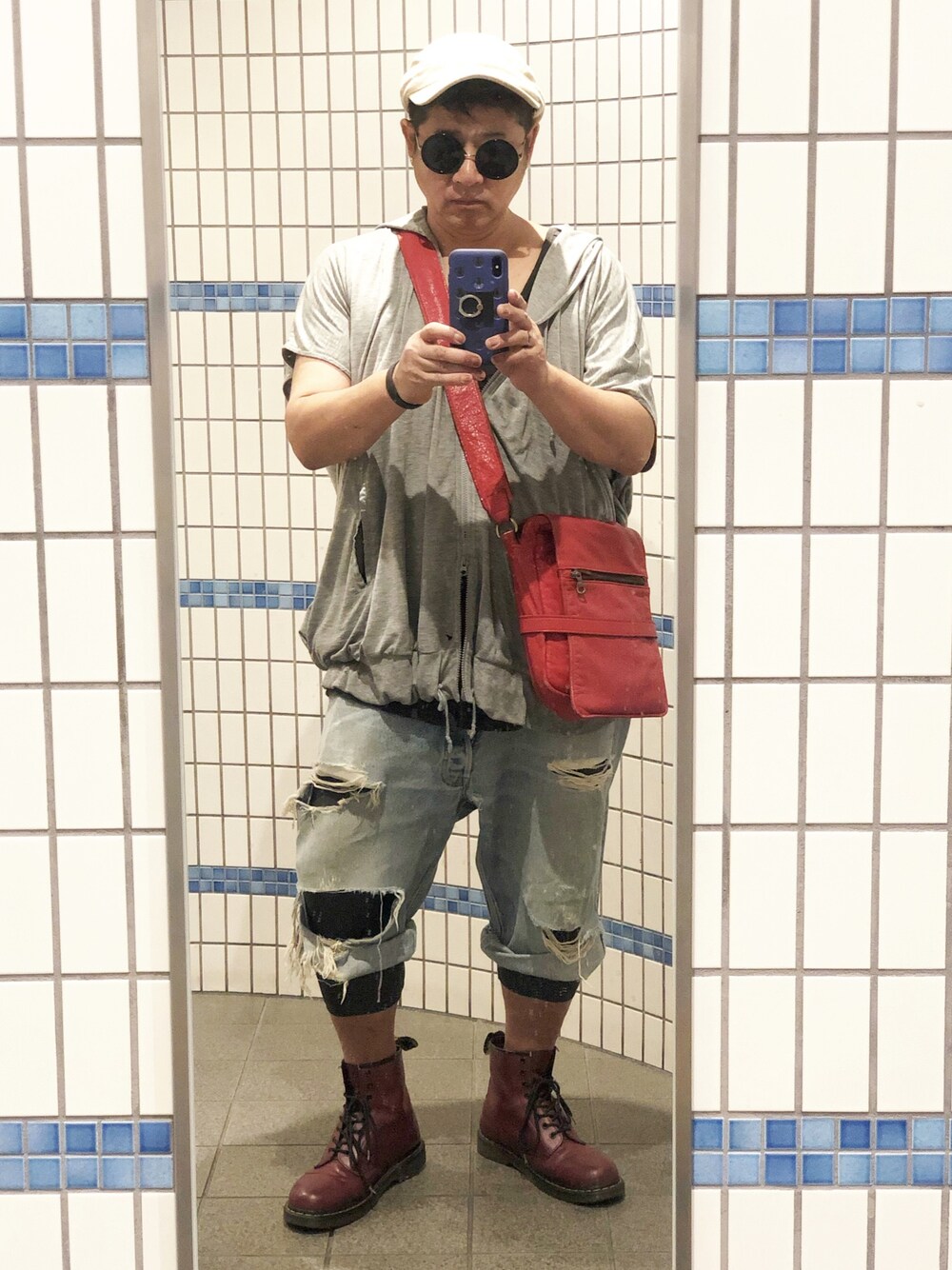 「古着、丸メガネ、パーカー、ハンドメイドバッグ、ハーフレギンス、Dr.Martens、キャップ、オーバーサイズ、カジュアルコーデ、ラフ」｜「Dr. MartensのDr. Martens / 1460 8EYEBOOT_mtn（ブーツ、レッド系）」を使った、かべちゃんさん（メンズ・171cm）の秋コーディネートの1枚目の写真
