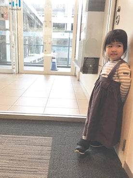 「アイテム（ジャンパースカート、ブラウン系）」を使った、ausukeさん（キッズ・90cm）の秋コーディネート