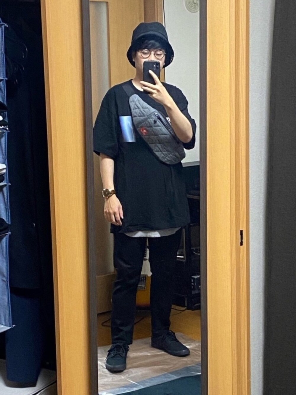 「夏コーデ、黒スキニー、GU、黒Tシャツ、ハット、黒コーデ、オーバーサイズ、ビッグシルエット、低身長」｜「adidasのアイテム（スニーカー、ホワイト系）」を使った、koさん（メンズ・165cm）の春コーディネートの1枚目の写真
