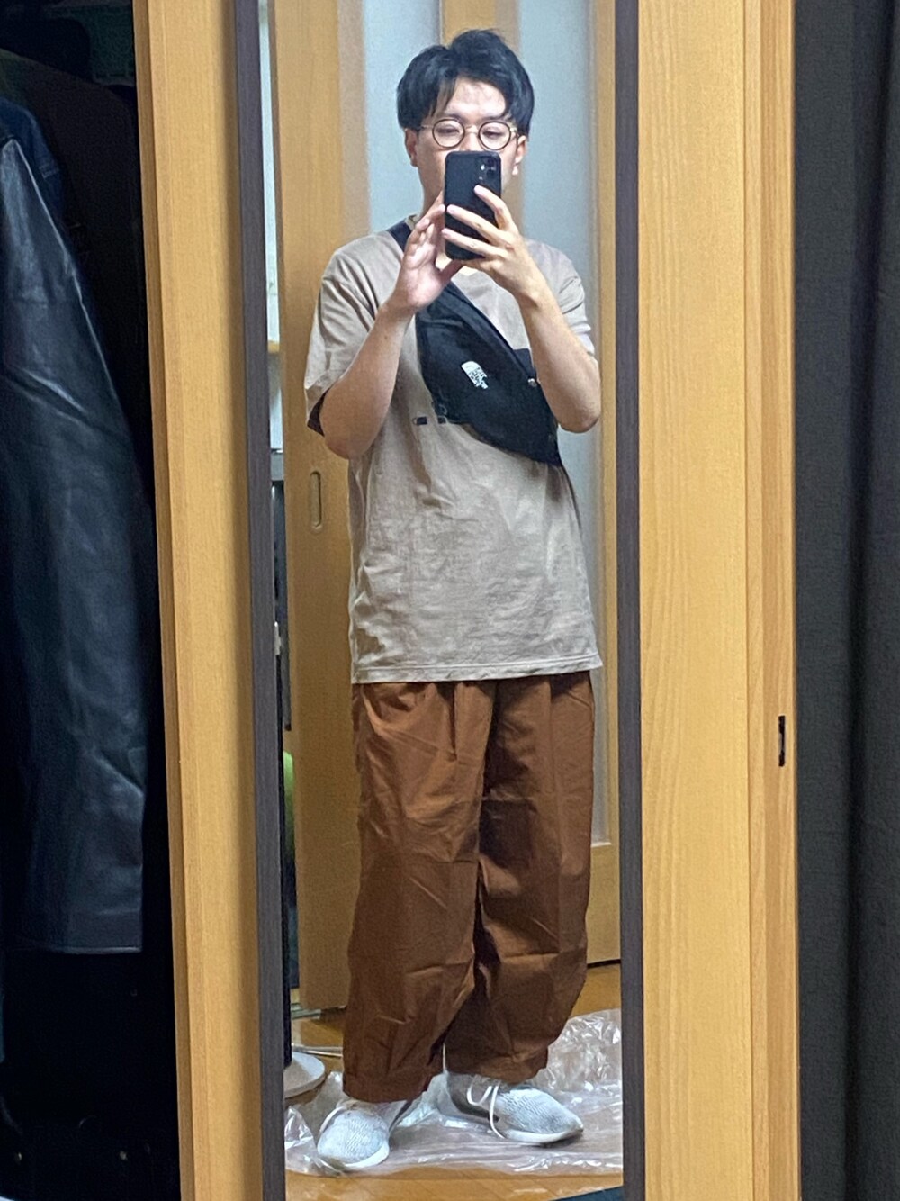 「夏コーデ、ワイドパンツ、ブラウンコーデ、白スニーカー」｜「UNIQLOのアイテム（Tシャツ/カットソー、グレー系）」を使った、koさん（メンズ・165cm）の春コーディネートの1枚目の写真