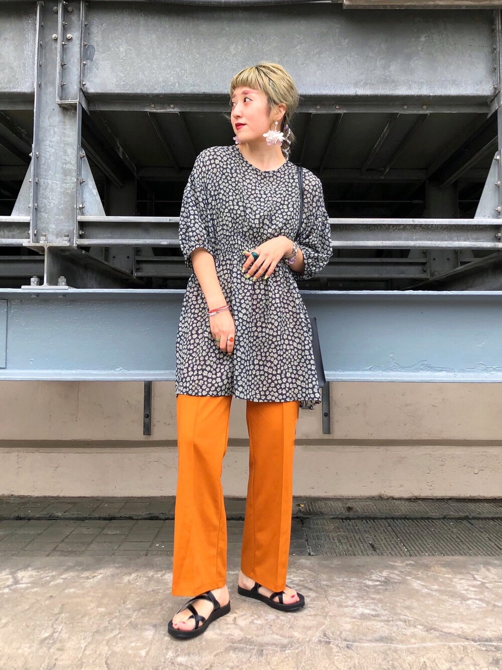 オレンジ系のその他パンツ、ブルー系のシャツ/ブラウス、その他のその他を着用したレディースの夏コーディネートの1枚目の写真