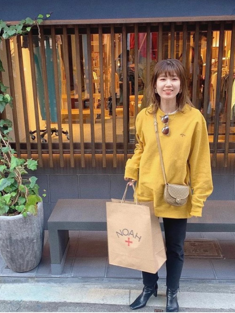 「NOAHのClassic Crewneck（スウェット、イエロー系）」を使った、ＳＡＫIさん（レディース・166cm）の冬コーディネートの1枚目の写真