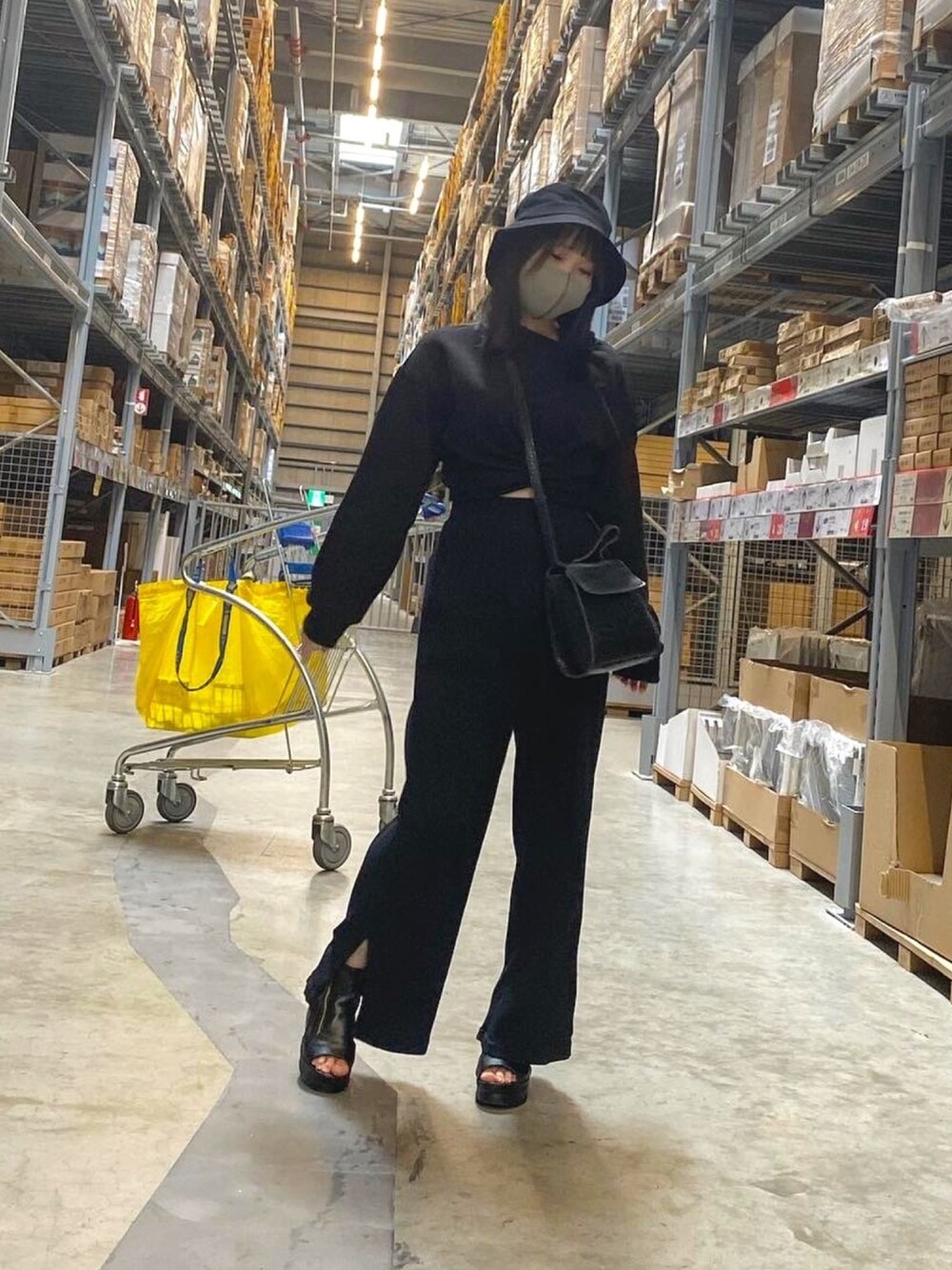 「ブラックコーデ、プチプラ、低身長コーデ、モノトーン、韓国ファッション、バケツハット」｜「apres jourのアイテム（ハット、ブラック系）」を使った、yuinaさん（レディース・148cm）の秋コーディネートの1枚目の写真