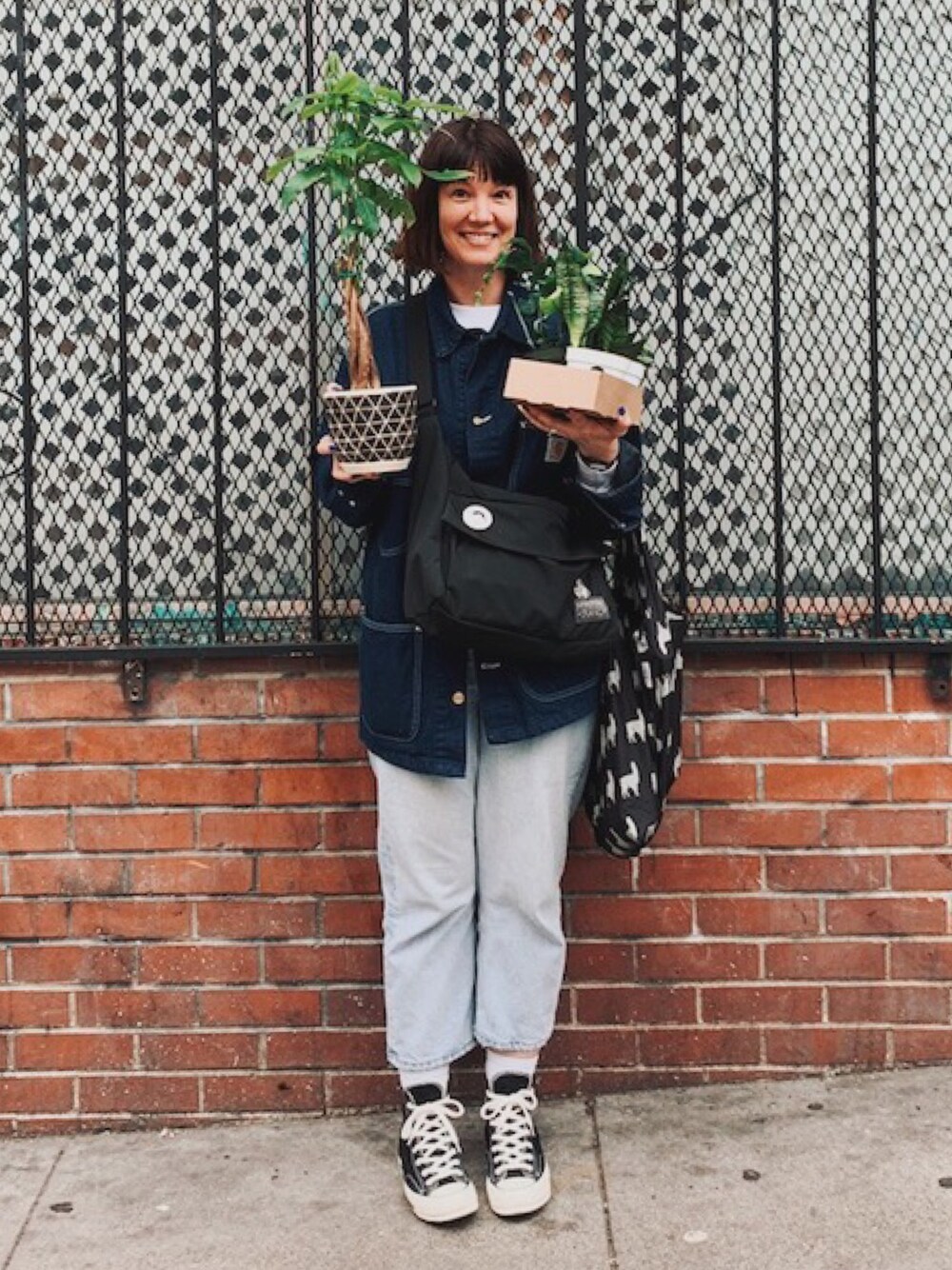 「girl、denim、carhartt、Levis、San Francisco、california、WORKWEAR、CONVERSE1970、converse、casual」｜「CONVERSEのConverse 1970s Chuck Taylor All Star Canvas High-Top Sneakers（スニーカー、ブラック系）」を使った、Melissa S. Santiagoさん（レディース・170cm）の春コーディネートの1枚目の写真
