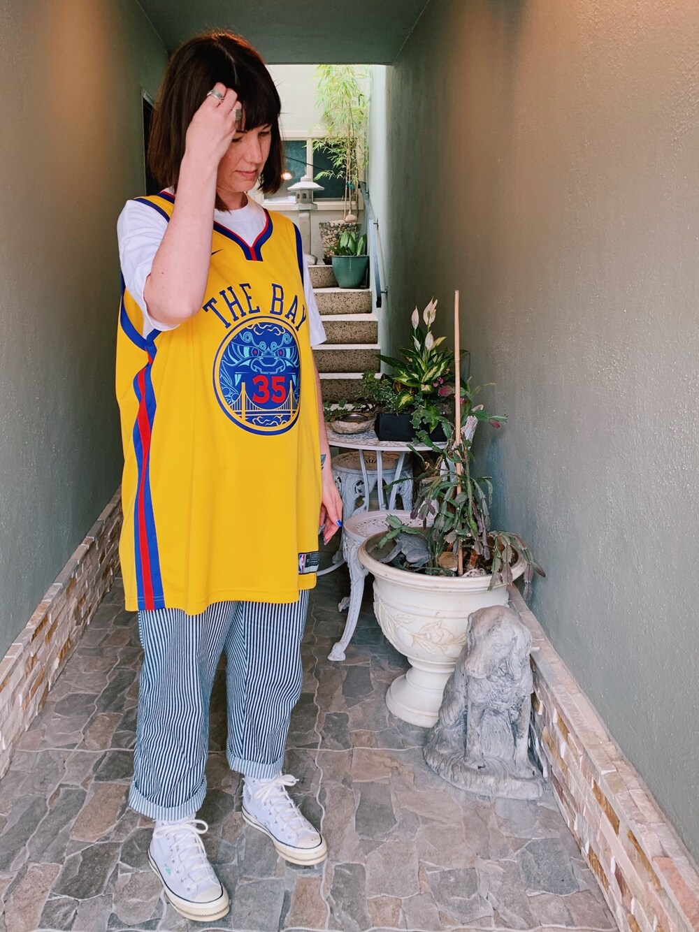 「Golden State Warriors、NIKE、converse、CONVERSE1970、San Francisco、stripes、jersey、oakland、cozy、casual」｜「NIKEのアイテム（ジャージ、イエロー系）」を使った、Melissa S. Santiagoさん（レディース・170cm）の夏コーディネートの1枚目の写真