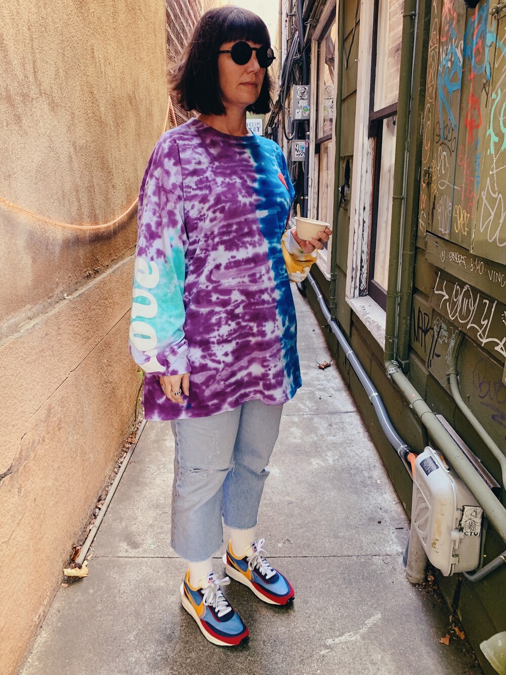 「summer、girl、VINTAGE、90’s、sacai、sacai×nike、Levi's、levis 501、tiedye、sanfrancisco」｜「Sacaiのアイテム（スニーカー、その他）」を使った、Melissa S. Santiagoさん（レディース・170cm）の秋コーディネートの1枚目の写真