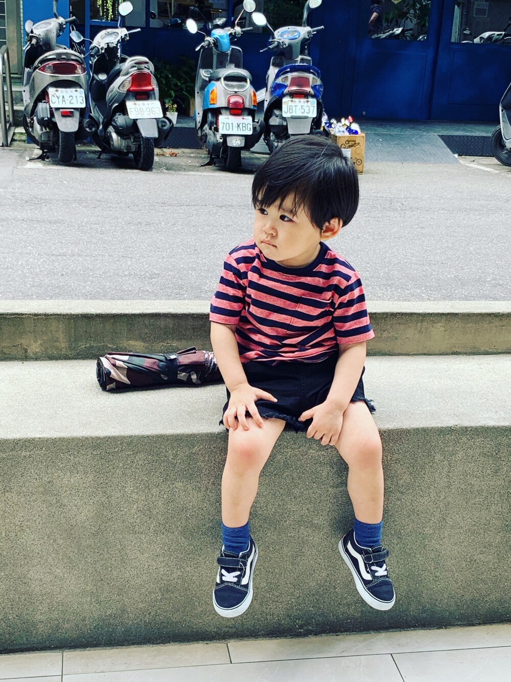 「街頭混搭」｜「VANSのアイテム（スニーカー、ブラック系）」を使った、Tsubasa Houさん（キッズ・80cm）の春コーディネートの1枚目の写真