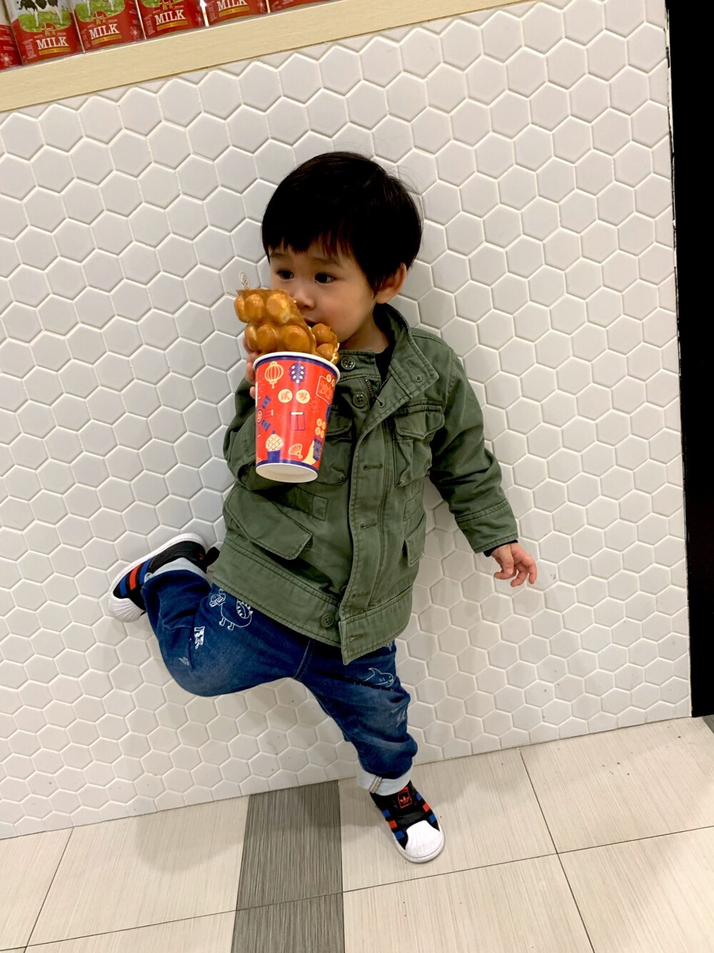 「GAPbaby」｜「GAPのアイテム（ミリタリージャケット、グリーン系）」を使った、Tsubasa Houさん（キッズ・80cm）の冬コーディネートの1枚目の写真