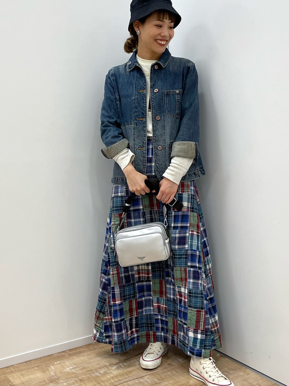 「カジュアル、コンバース、BEAMS BOY、バケットハット、デニムジャケット、マドラスチェック、クルーエル、おしゃれさんと繋がりたい」｜「& chouetteのアイテム（ショルダーバッグ、シルバー系）」を使った、たにあんどしーさん（レディース・164cm）の春コーディネートの1枚目の写真