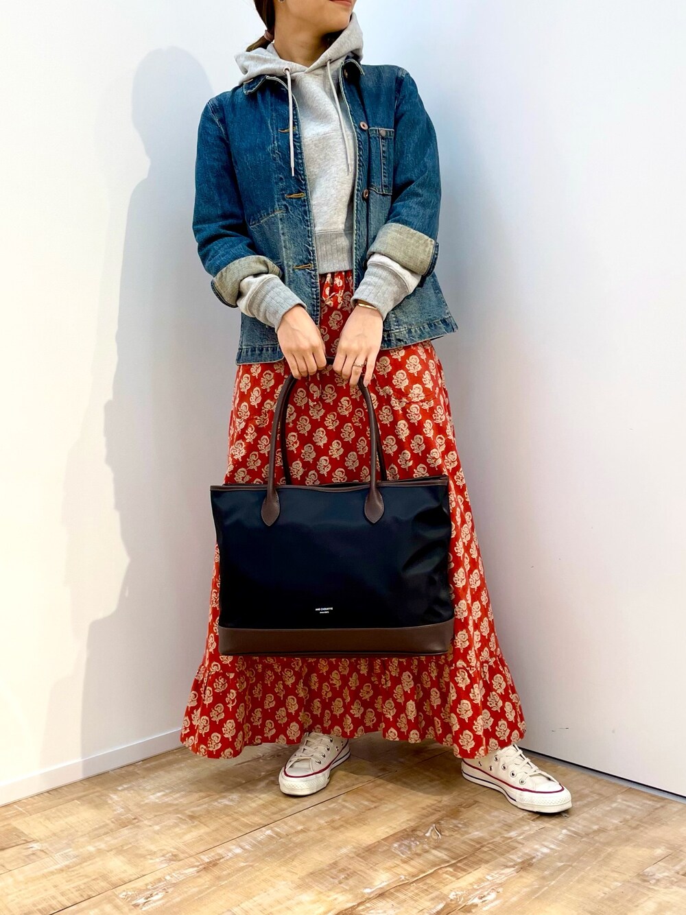 「休日スタイル、オトナカジュアル、ママコーデ、ママファッション、おしゃれさんと繋がりたい、スニーカーコーデ」｜「& chouetteの【mama & chouette】with YOKO KUMADA コラボ ナイロントート（トートバッグ、ブラック系）」を使った、たにあんどしーさん（レディース・164cm）の春コーディネートの1枚目の写真