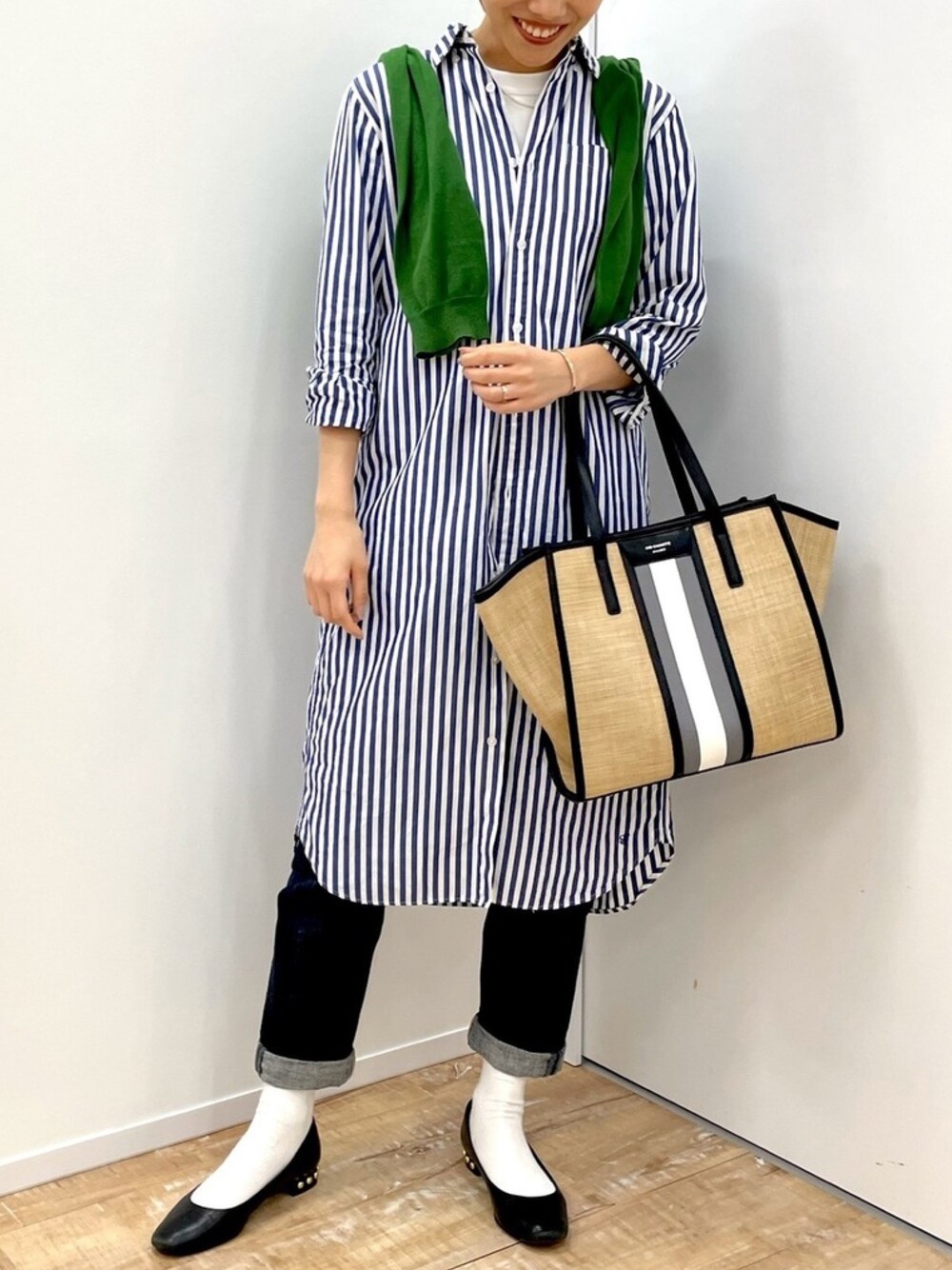 「フレンチカジュアル、シャツスタイル、グリーン、白ソックス、ヘアバンド、白Tシャツ、爽やかコーデ、大人カジュアル、カコバッグ、オトナカジュアル」｜「BEAMS BOYのアイテム（シャツ/ブラウス、ブルー系）」を使った、たにあんどしーさん（レディース・164cm）の春コーディネートの1枚目の写真